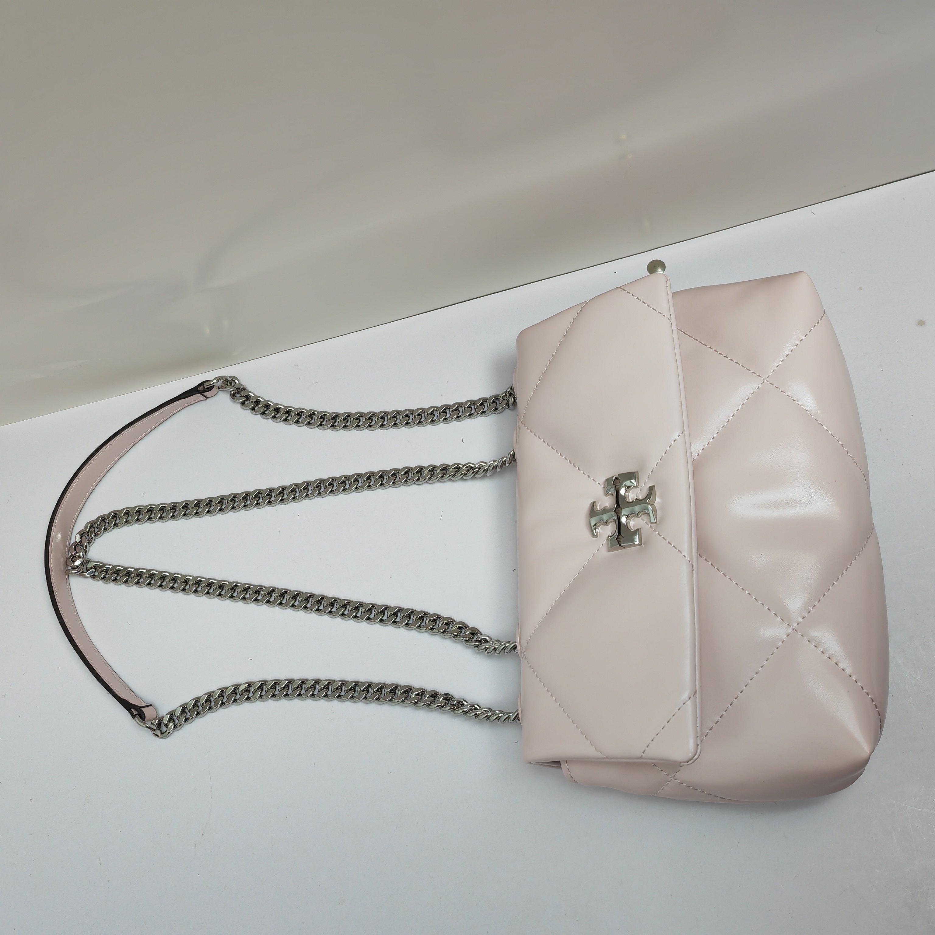 Tory Burch ～154706Kira 小号两用肩背包 透过蓬松的菱形绗缝设计 在 廓形上焕现立体质感