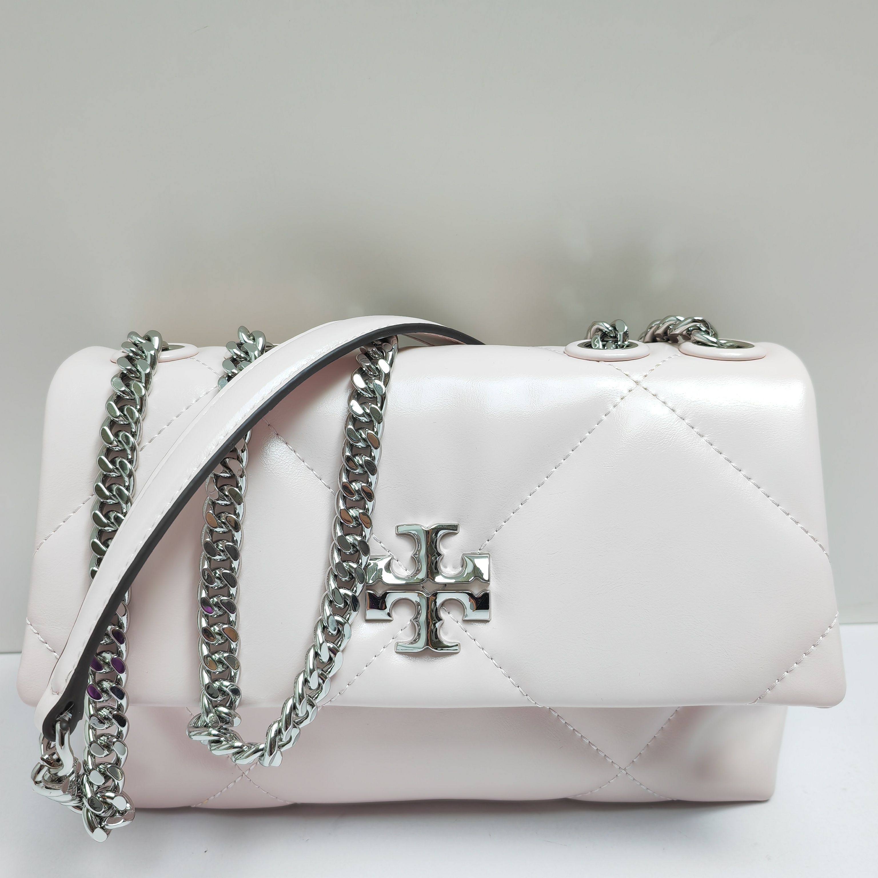 Tory Burch ～154706Kira 小号两用肩背包 透过蓬松的菱形绗缝设计 在 廓形上焕现立体质感