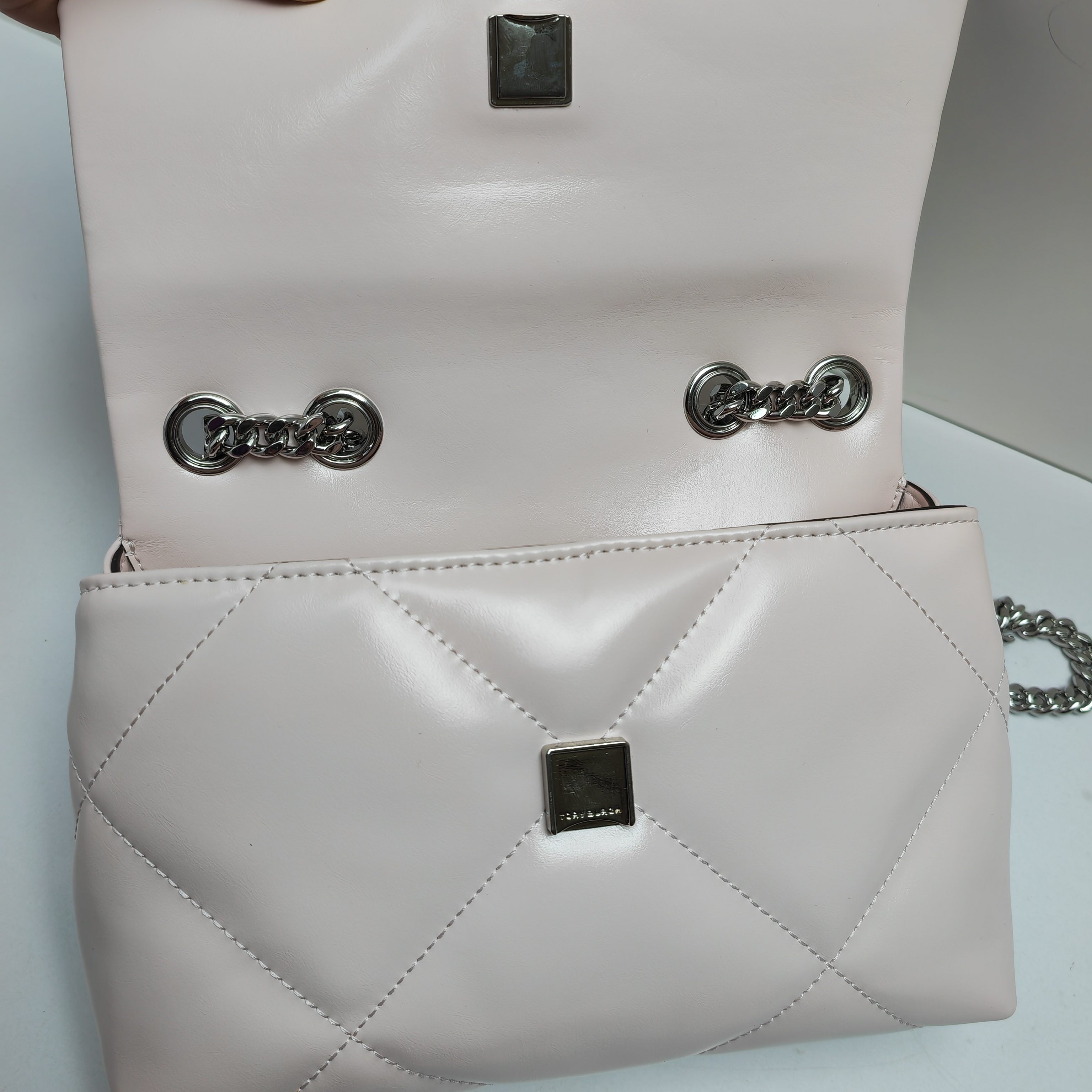 Tory Burch ～154706Kira 小号两用肩背包 透过蓬松的菱形绗缝设计 在 廓形上焕现立体质感