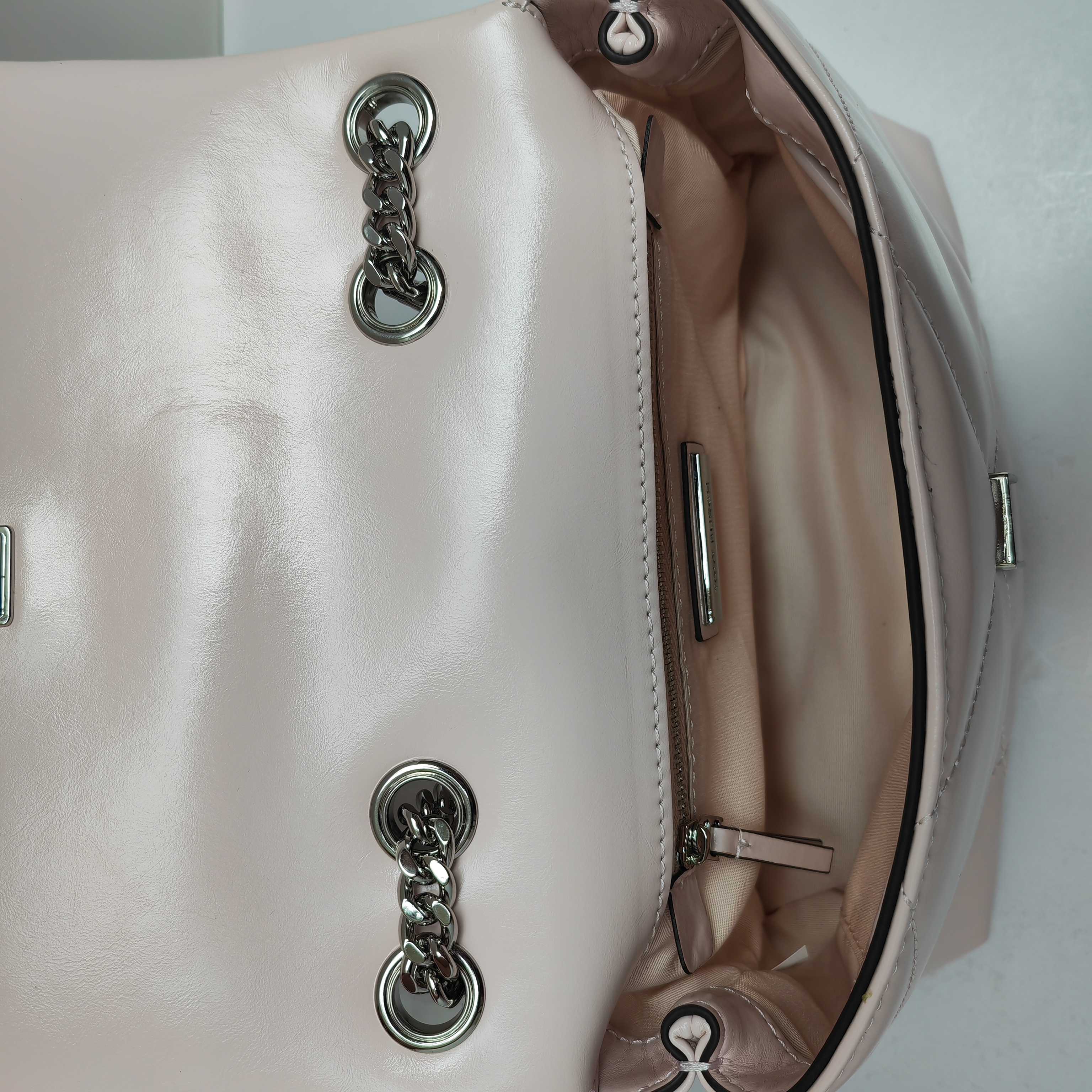 Tory Burch ～154706Kira 小号两用肩背包 透过蓬松的菱形绗缝设计 在 廓形上焕现立体质感