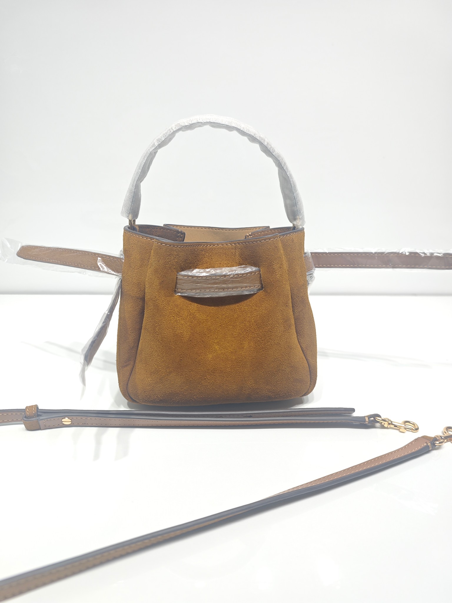 原单P380
❤️迷你miniTB新款 Romy 水桶包，精选柔软皮革，廓形灵巧，顶部巧妙收拢，富有质感。这款水桶包适合日常出行使用，轻盈灵活，包内空间宽敞，贴心配备一个口袋，方便有序收纳。配有纤细背带，并融入全新纽扣式 Logo，增添时尚亮点。可手提或斜挎，满足多样穿搭需求。磁力按扣；背带设有钉扣
尺寸18&times;8&times;15
编号179988