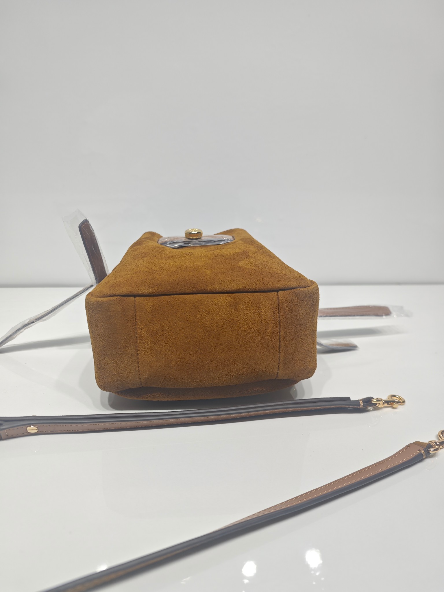 原单P380
❤️迷你miniTB新款 Romy 水桶包，精选柔软皮革，廓形灵巧，顶部巧妙收拢，富有质感。这款水桶包适合日常出行使用，轻盈灵活，包内空间宽敞，贴心配备一个口袋，方便有序收纳。配有纤细背带，并融入全新纽扣式 Logo，增添时尚亮点。可手提或斜挎，满足多样穿搭需求。磁力按扣；背带设有钉扣
尺寸18&times;8&times;15
编号179988