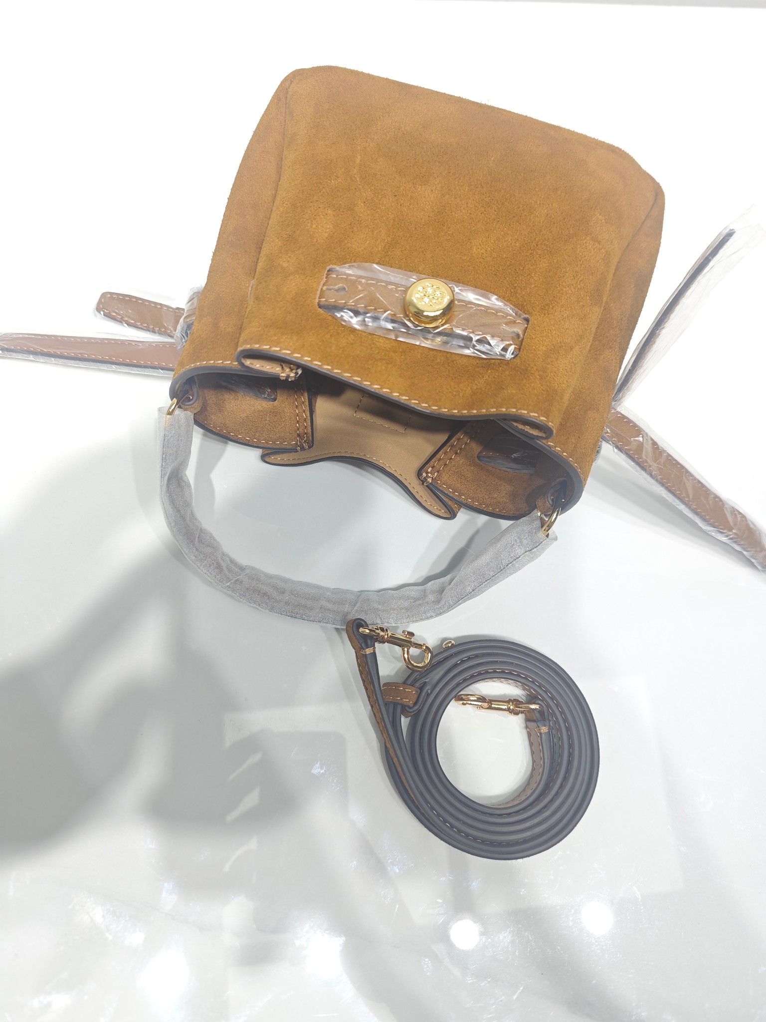 原单P380
❤️迷你miniTB新款 Romy 水桶包，精选柔软皮革，廓形灵巧，顶部巧妙收拢，富有质感。这款水桶包适合日常出行使用，轻盈灵活，包内空间宽敞，贴心配备一个口袋，方便有序收纳。配有纤细背带，并融入全新纽扣式 Logo，增添时尚亮点。可手提或斜挎，满足多样穿搭需求。磁力按扣；背带设有钉扣
尺寸18&times;8&times;15
编号179988