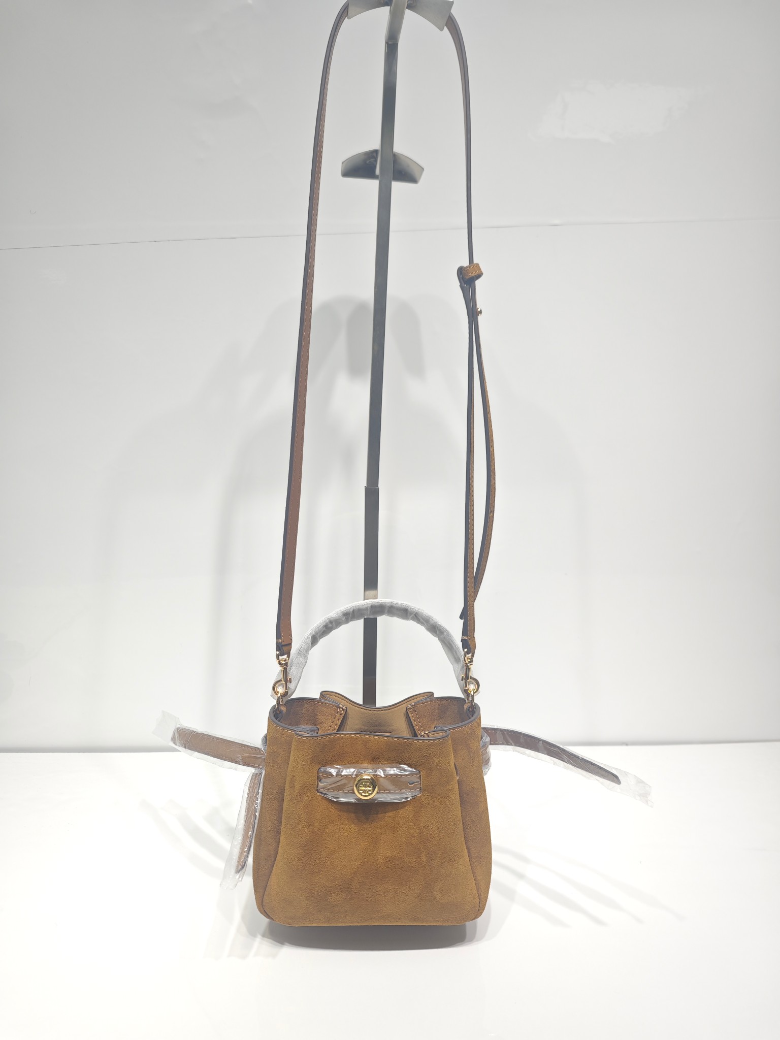 原单P380
❤️迷你miniTB新款 Romy 水桶包，精选柔软皮革，廓形灵巧，顶部巧妙收拢，富有质感。这款水桶包适合日常出行使用，轻盈灵活，包内空间宽敞，贴心配备一个口袋，方便有序收纳。配有纤细背带，并融入全新纽扣式 Logo，增添时尚亮点。可手提或斜挎，满足多样穿搭需求。磁力按扣；背带设有钉扣
尺寸18&times;8&times;15
编号179988