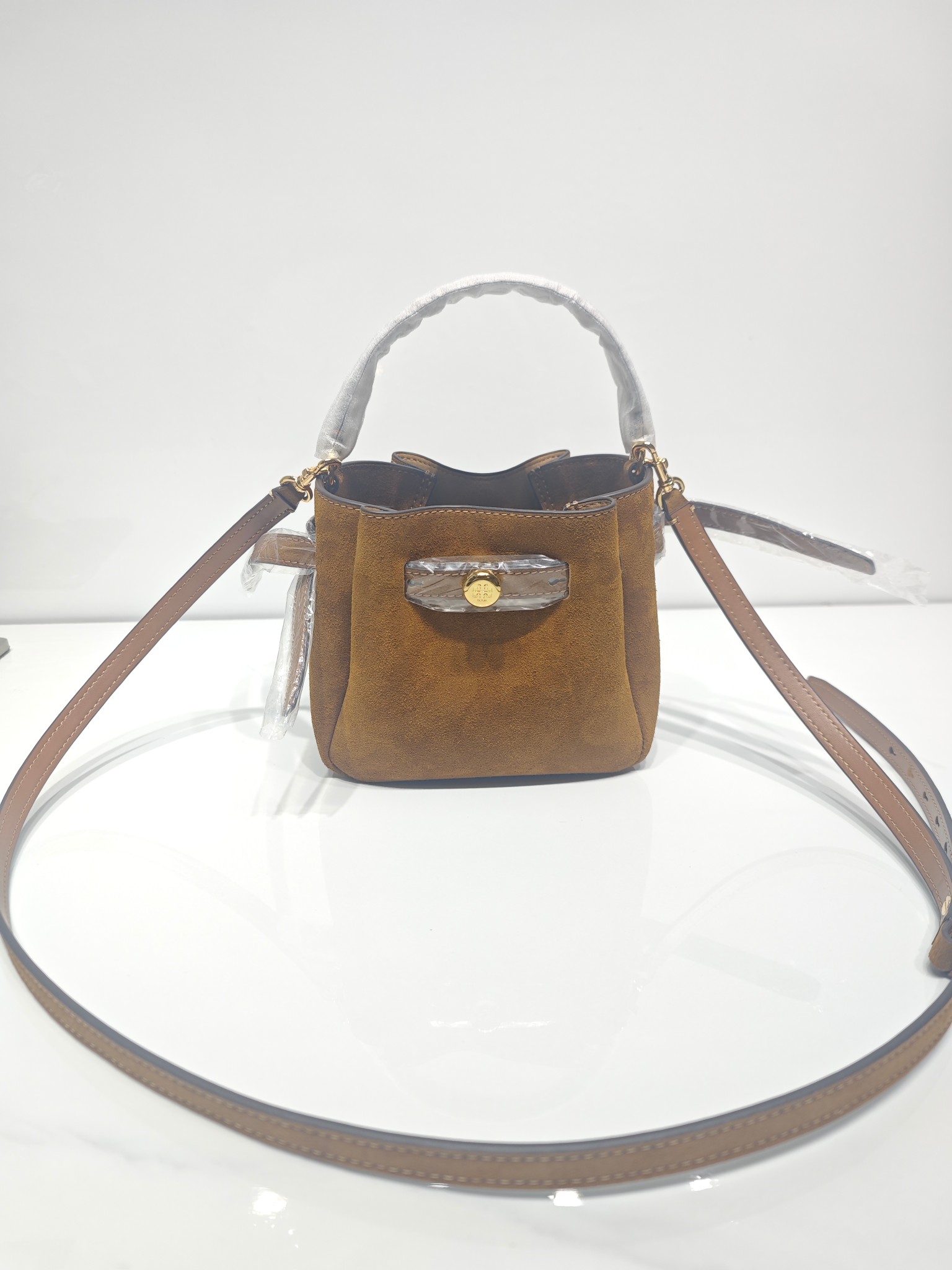 原单P380
❤️迷你miniTB新款 Romy 水桶包，精选柔软皮革，廓形灵巧，顶部巧妙收拢，富有质感。这款水桶包适合日常出行使用，轻盈灵活，包内空间宽敞，贴心配备一个口袋，方便有序收纳。配有纤细背带，并融入全新纽扣式 Logo，增添时尚亮点。可手提或斜挎，满足多样穿搭需求。磁力按扣；背带设有钉扣
尺寸18&times;8&times;15
编号179988