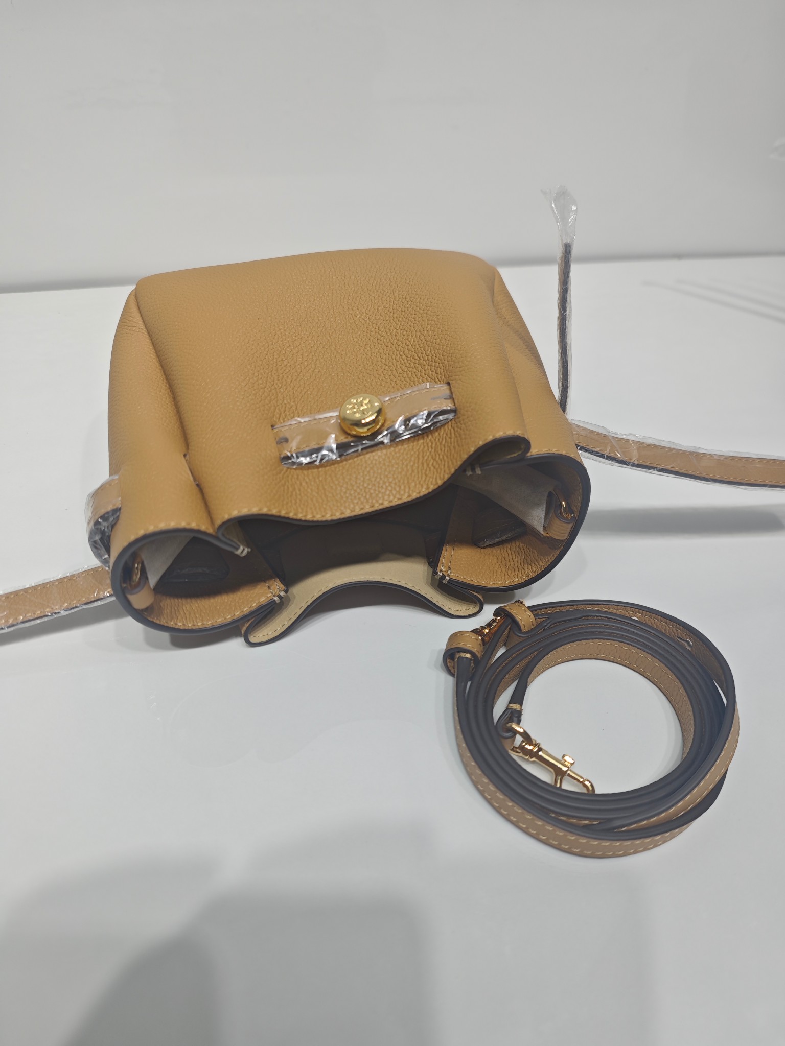 Tory Burch 迷你miniTB新款 Romy 水桶包 精选柔软皮革 廓形灵巧 顶部巧妙收拢 富有质感