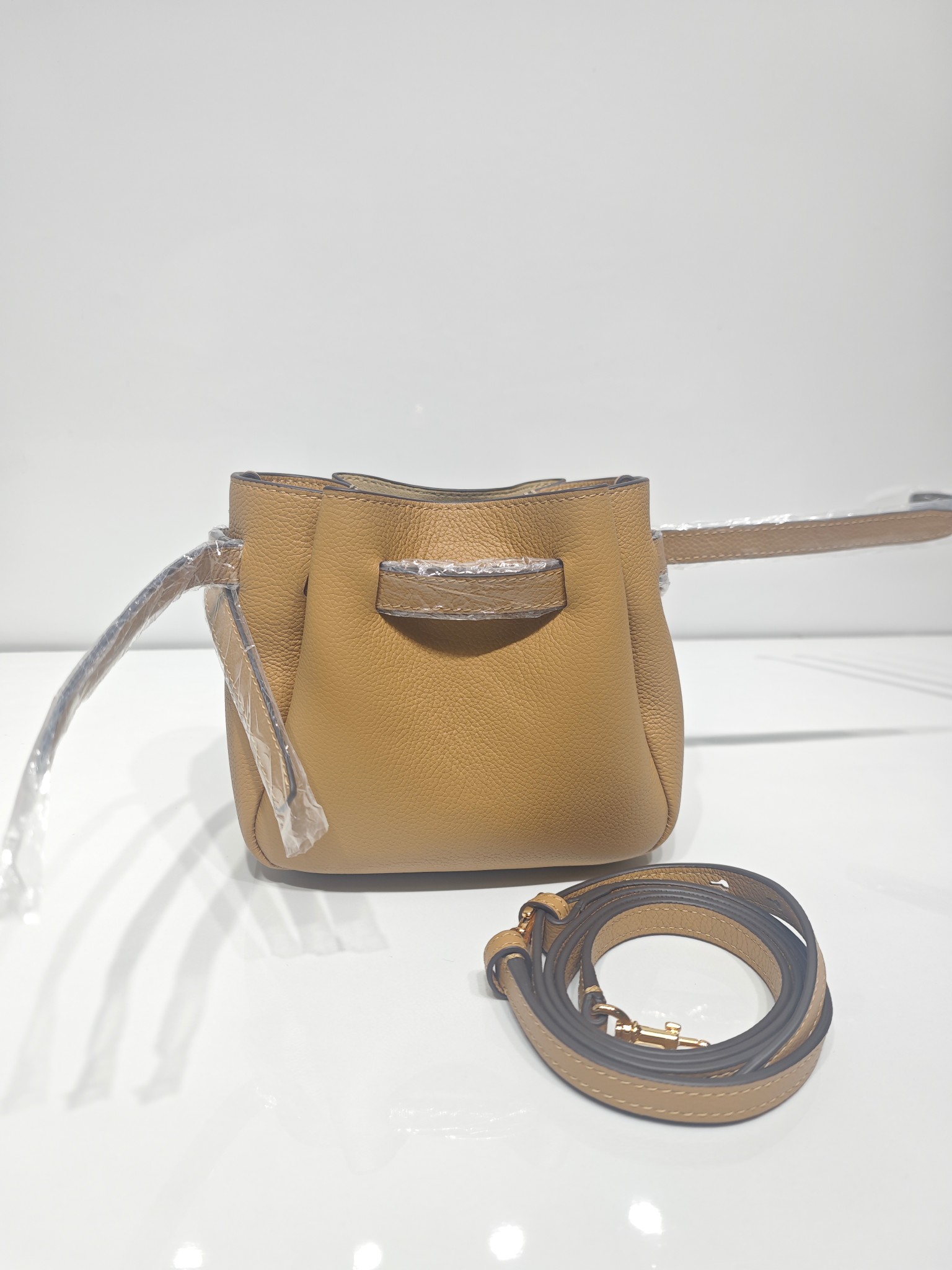 Tory Burch 迷你miniTB新款 Romy 水桶包 精选柔软皮革 廓形灵巧 顶部巧妙收拢 富有质感