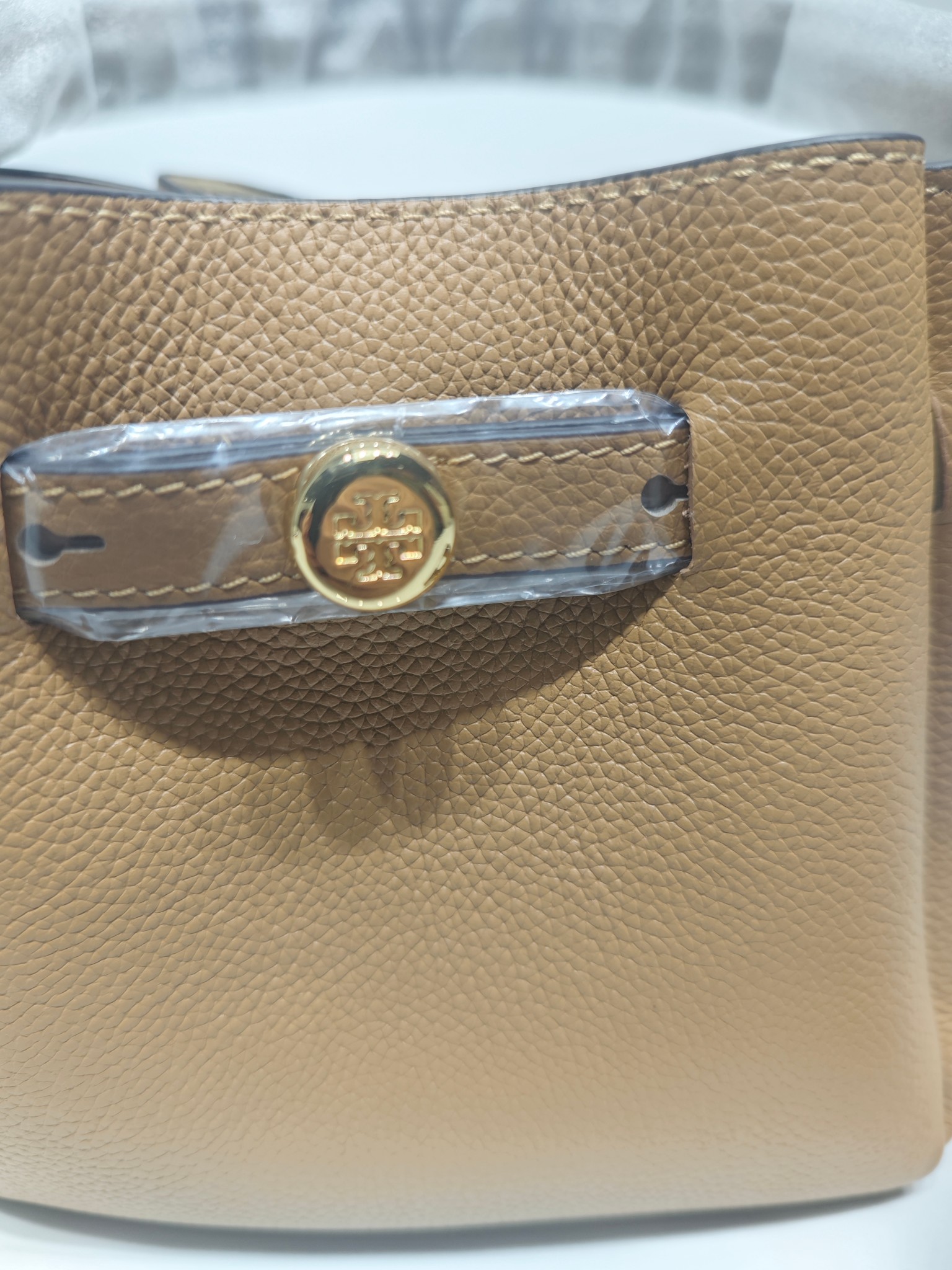 Tory Burch 迷你miniTB新款 Romy 水桶包 精选柔软皮革 廓形灵巧 顶部巧妙收拢 富有质感