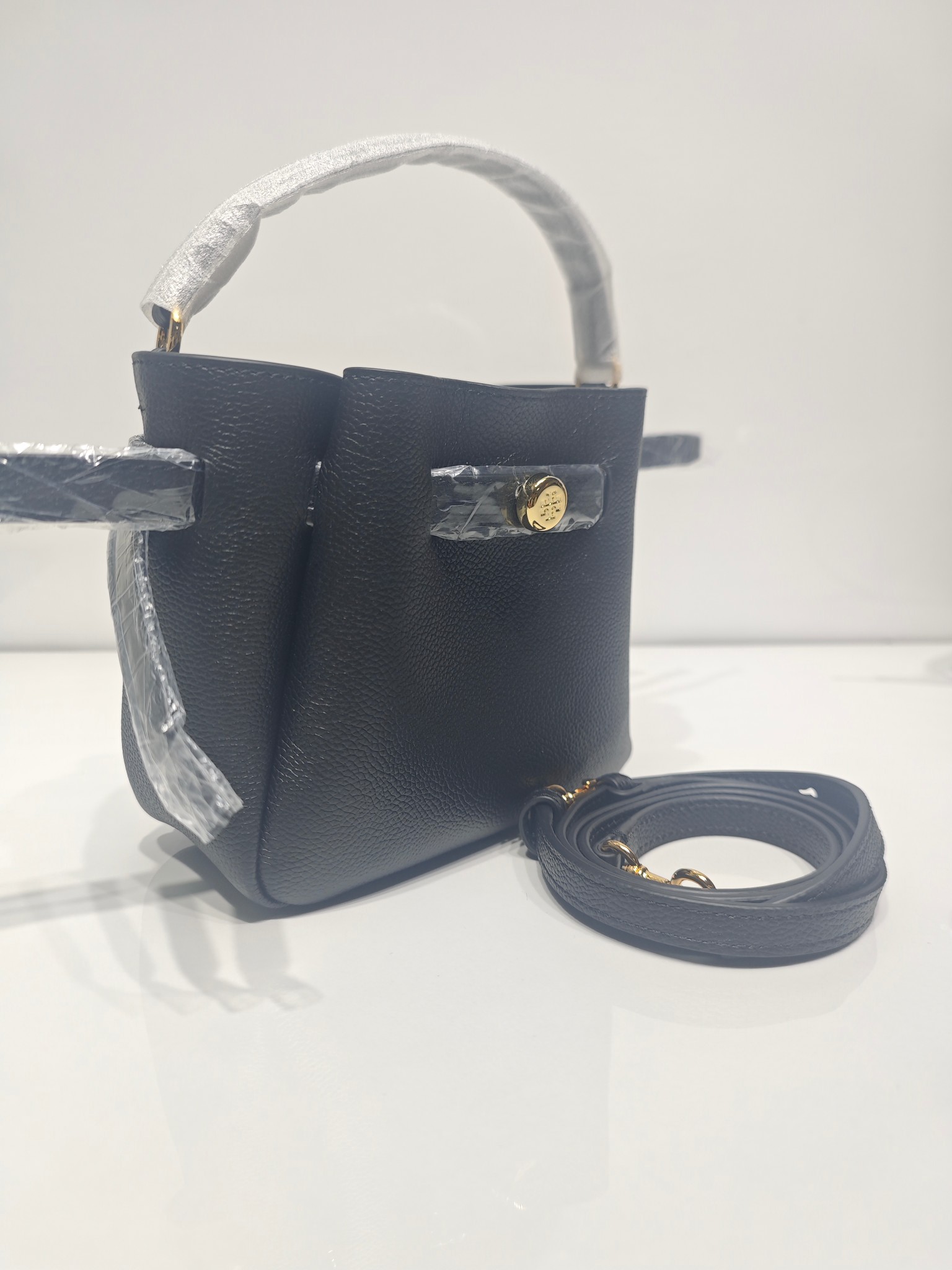 Tory Burch 迷你miniTB新款 Romy 水桶包 精选柔软皮革 廓形灵巧 顶部巧妙收拢 富有质感