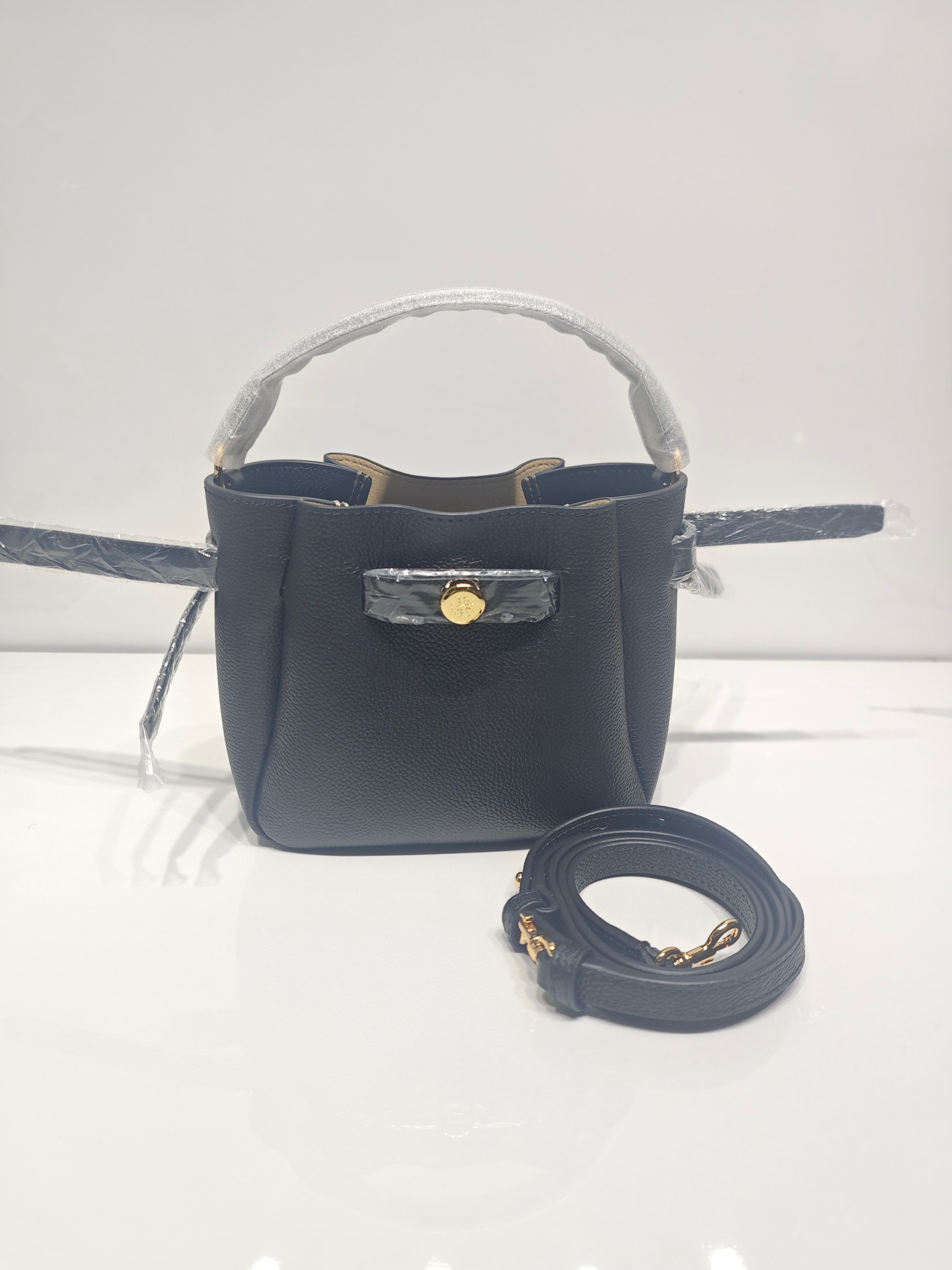 Tory Burch 迷你miniTB新款 Romy 水桶包 精选柔软皮革 廓形灵巧 顶部巧妙收拢 富有质感