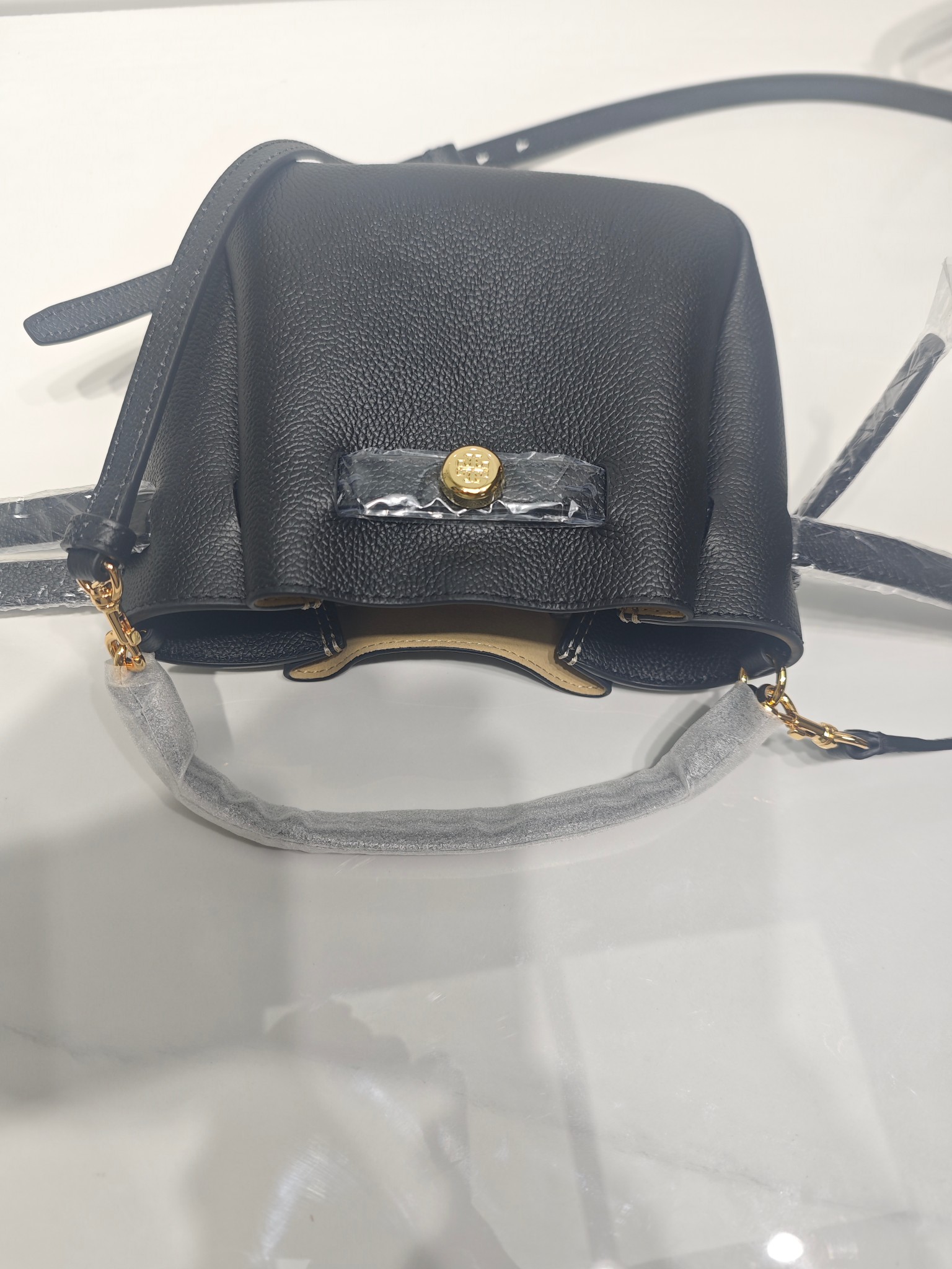 Tory Burch 迷你miniTB新款 Romy 水桶包 精选柔软皮革 廓形灵巧 顶部巧妙收拢 富有质感