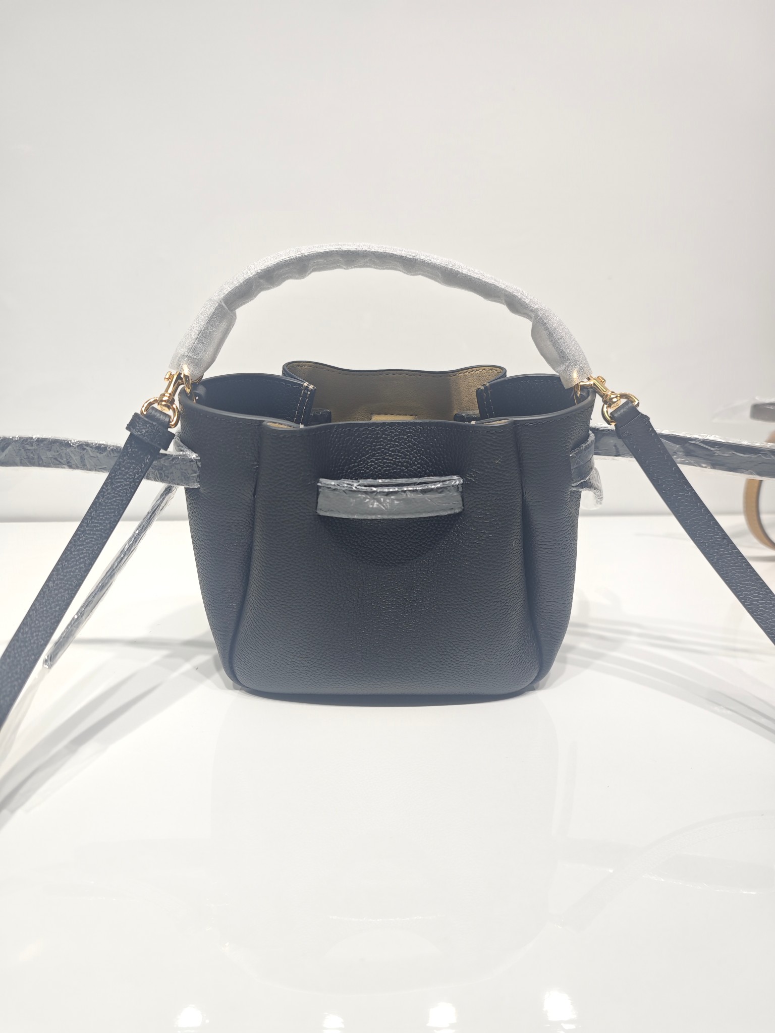 Tory Burch 迷你miniTB新款 Romy 水桶包 精选柔软皮革 廓形灵巧 顶部巧妙收拢 富有质感
