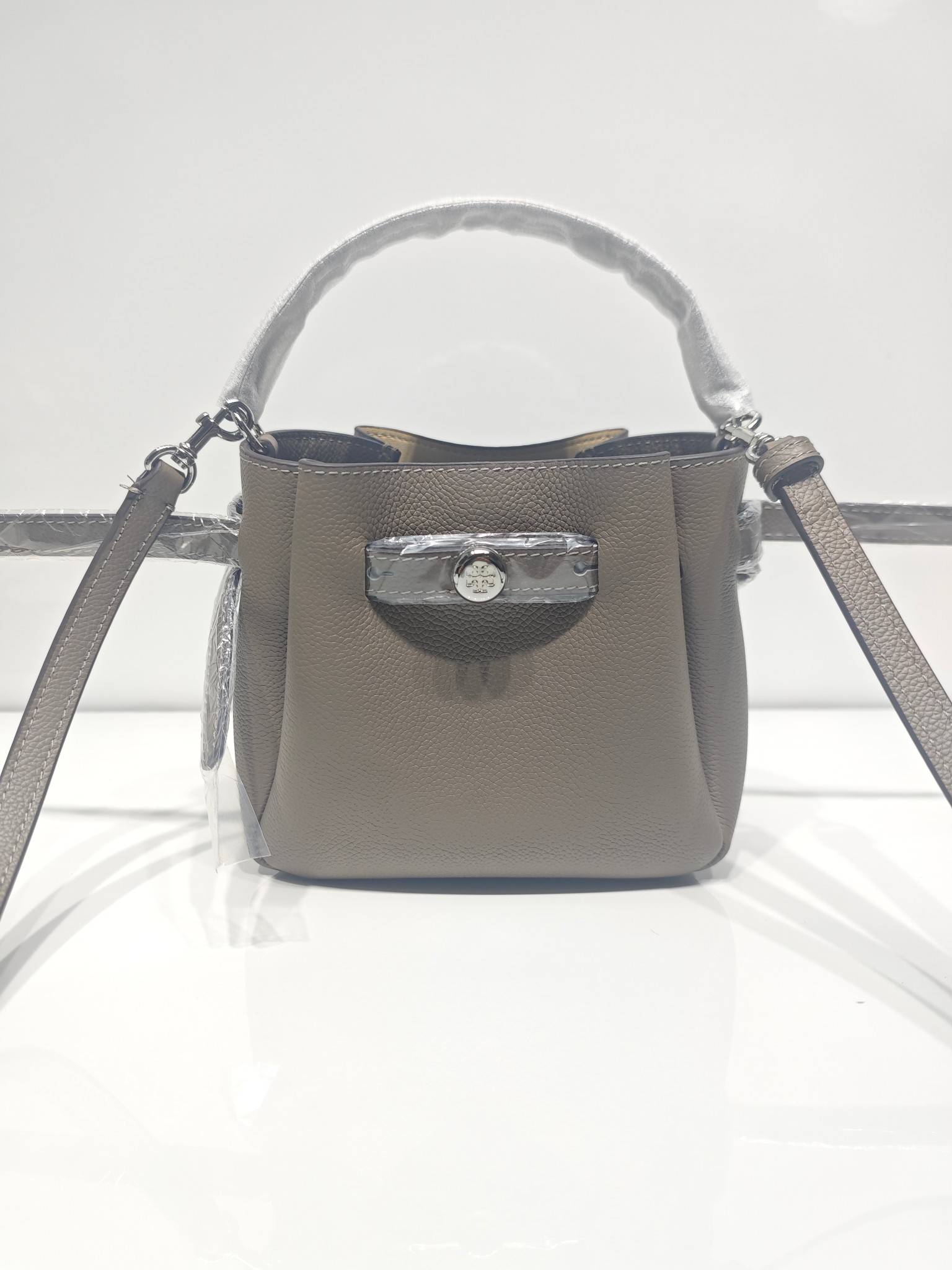 Tory Burch 迷你miniTB新款 Romy 水桶包 精选柔软皮革 廓形灵巧 顶部巧妙收拢 富有质感