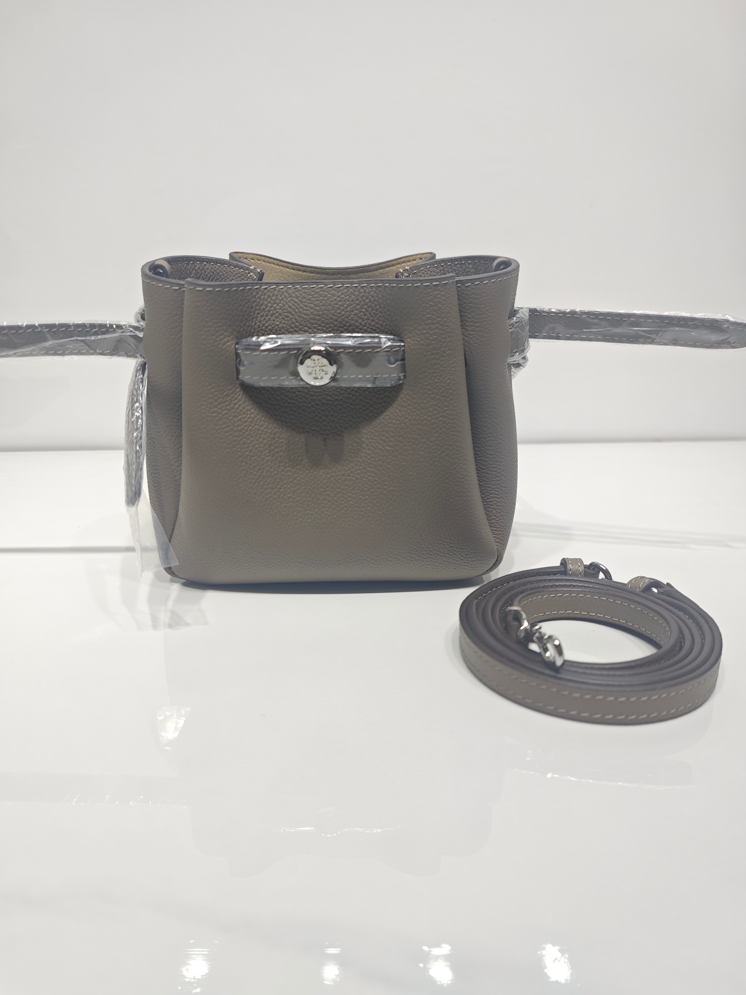 Tory Burch 迷你miniTB新款 Romy 水桶包 精选柔软皮革 廓形灵巧 顶部巧妙收拢 富有质感