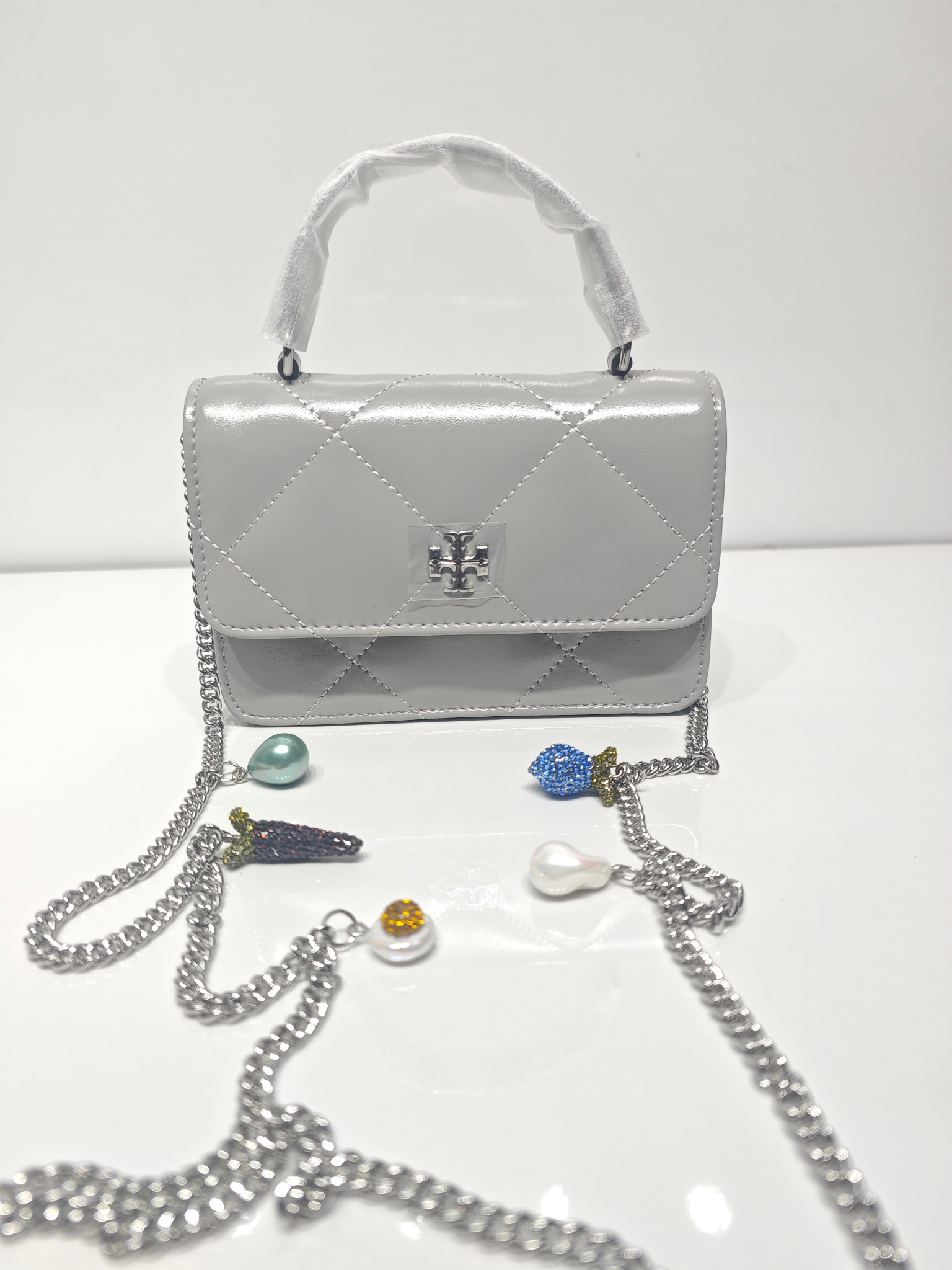 Tory Burch Tory Burch Kira迷你链条包 浅灰菱格绗缝牛皮 手感柔软有质感 银色链条肩带+水晶水果吊坠
