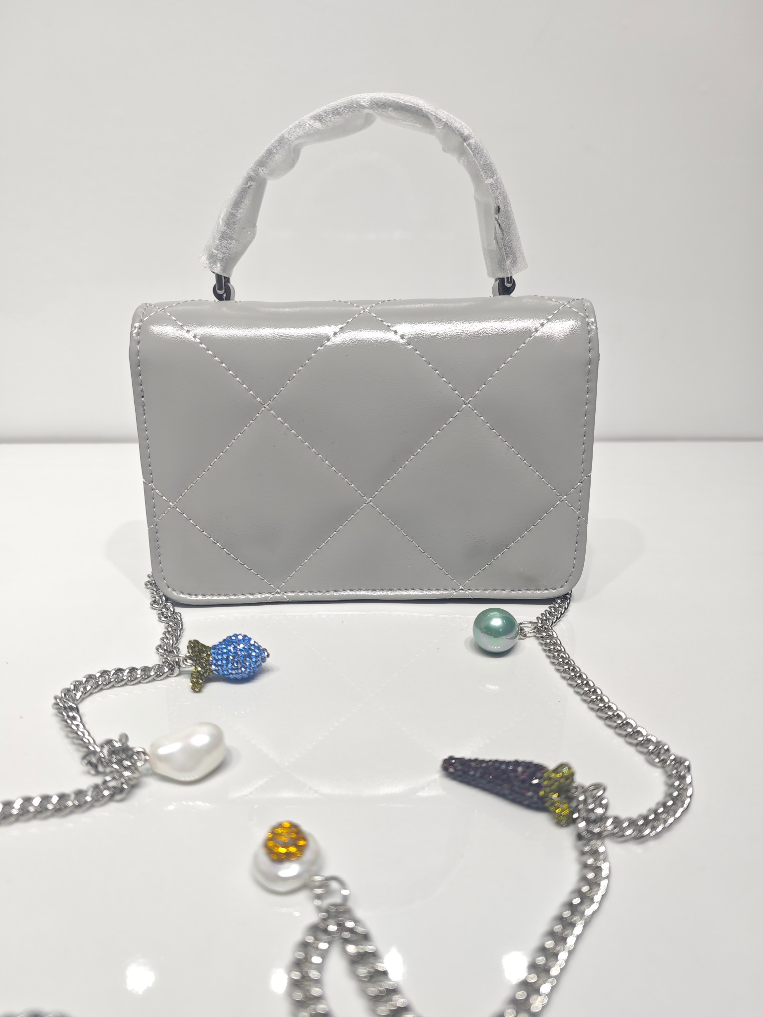 Tory Burch Tory Burch Kira迷你链条包 浅灰菱格绗缝牛皮 手感柔软有质感 银色链条肩带+水晶水果吊坠