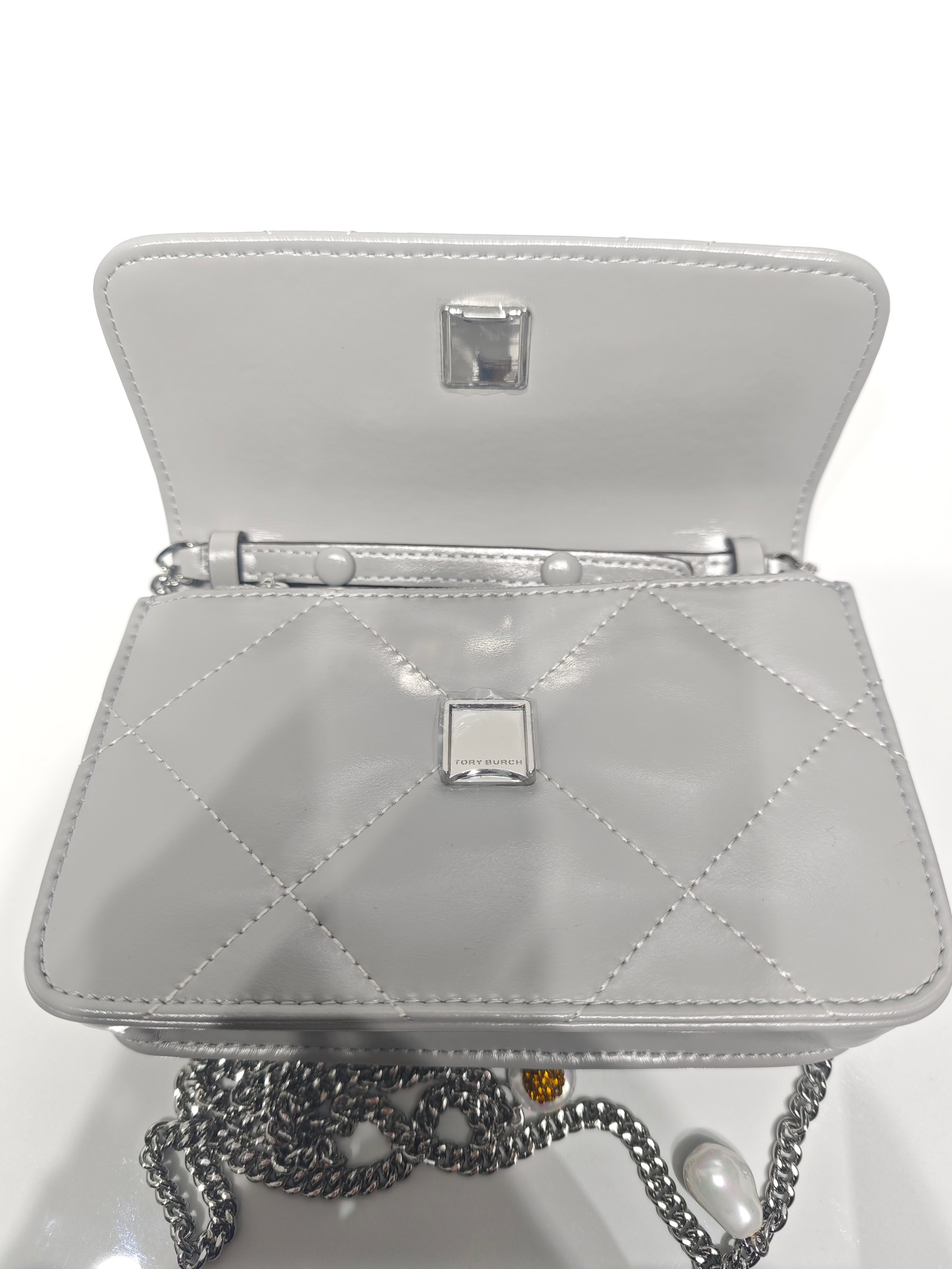 Tory Burch Tory Burch Kira迷你链条包 浅灰菱格绗缝牛皮 手感柔软有质感 银色链条肩带+水晶水果吊坠