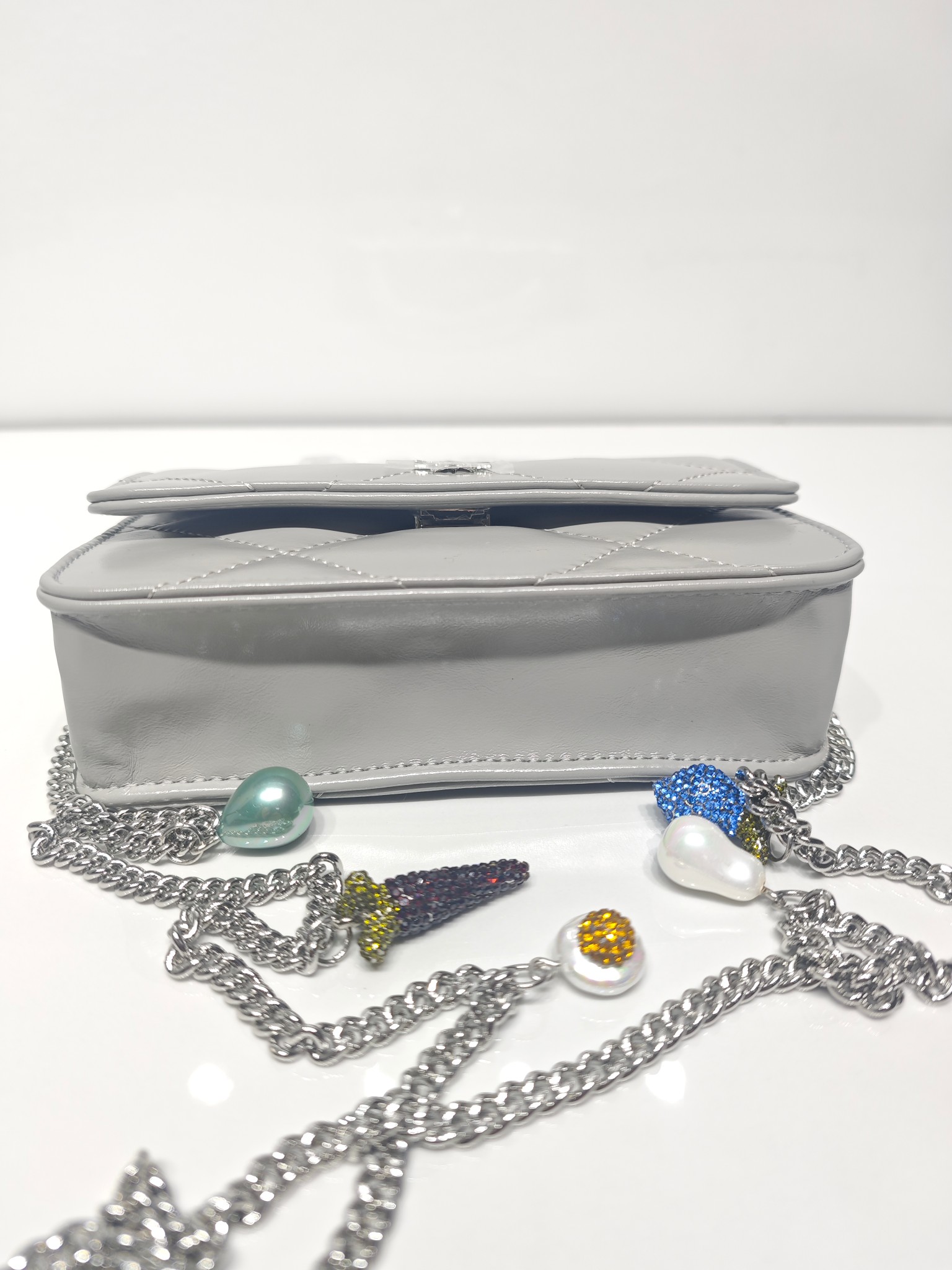 Tory Burch Tory Burch Kira迷你链条包 浅灰菱格绗缝牛皮 手感柔软有质感 银色链条肩带+水晶水果吊坠