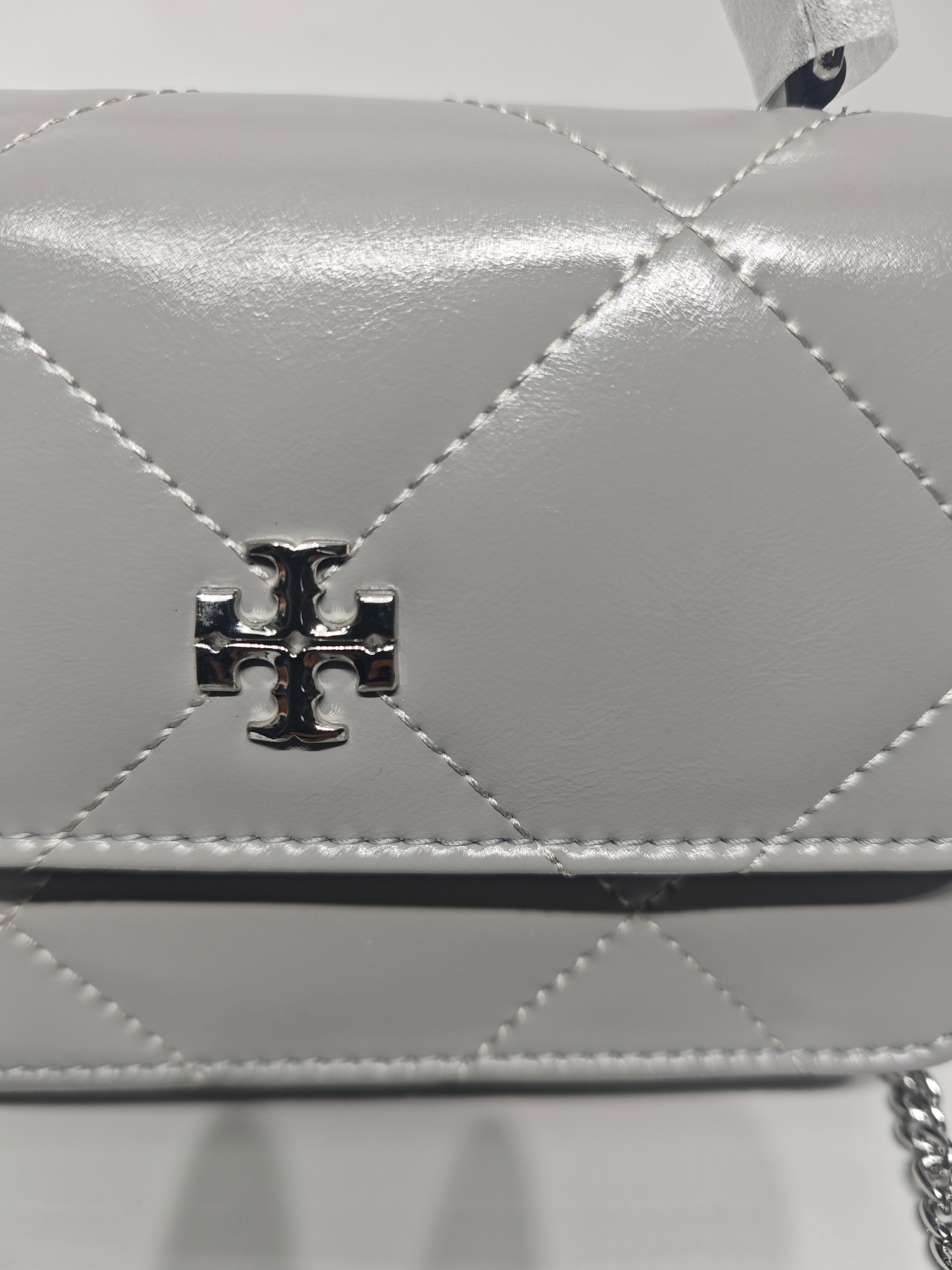 Tory Burch Tory Burch Kira迷你链条包 浅灰菱格绗缝牛皮 手感柔软有质感 银色链条肩带+水晶水果吊坠