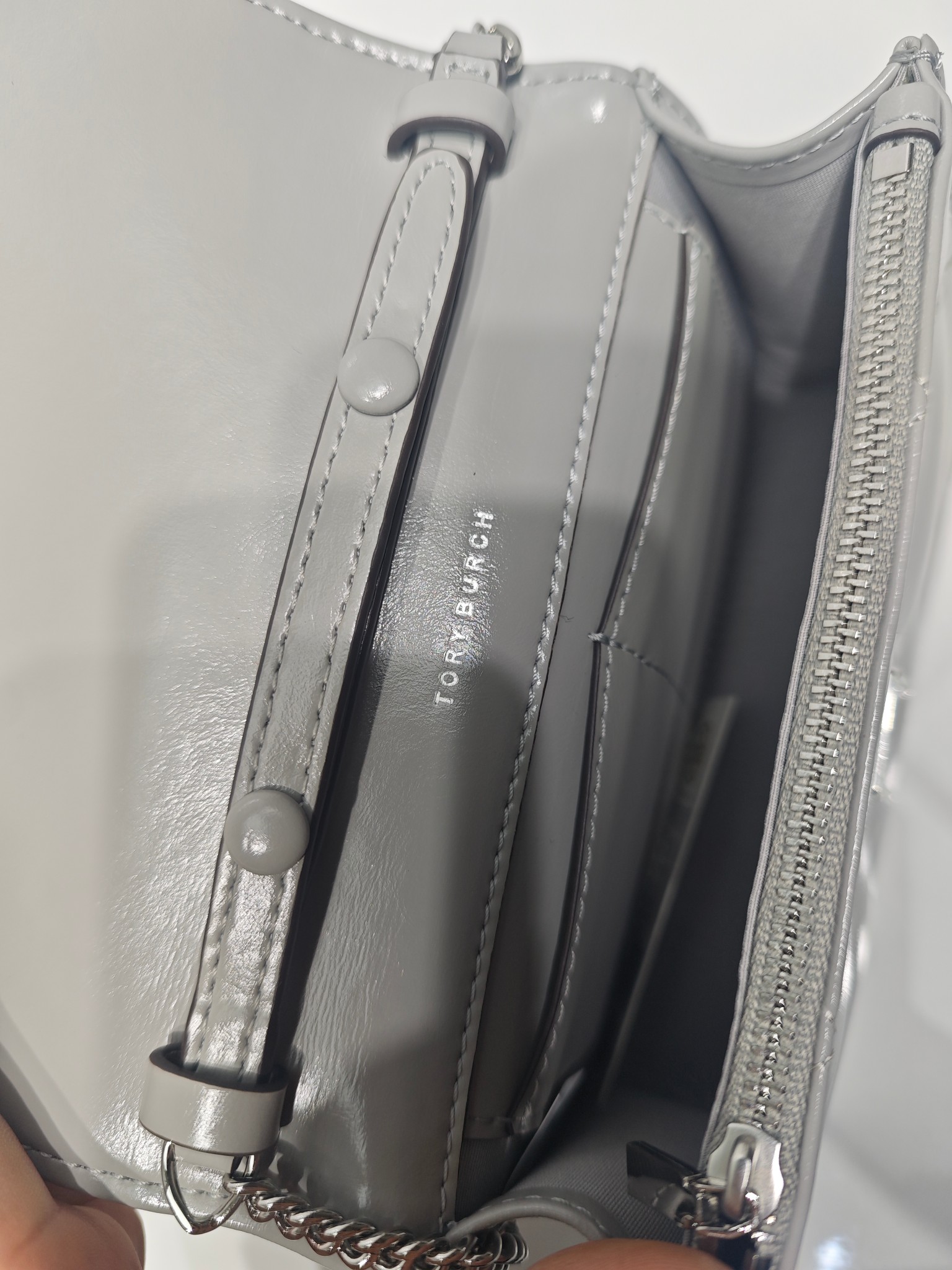 Tory Burch Tory Burch Kira迷你链条包 浅灰菱格绗缝牛皮 手感柔软有质感 银色链条肩带+水晶水果吊坠