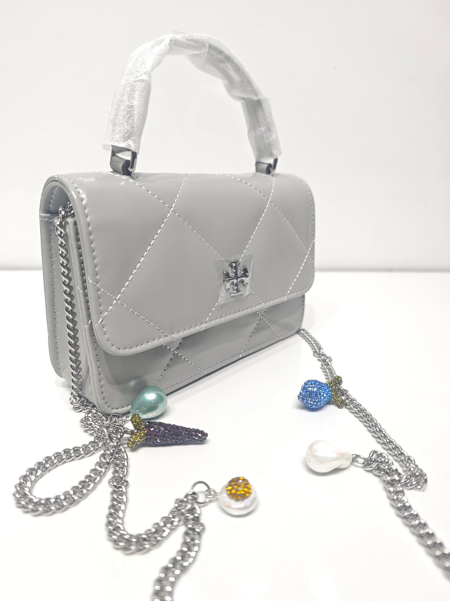 Tory Burch Tory Burch Kira迷你链条包 浅灰菱格绗缝牛皮 手感柔软有质感 银色链条肩带+水晶水果吊坠