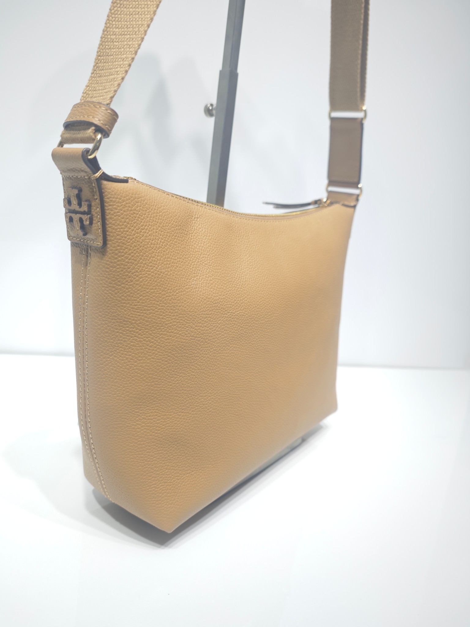 Tory Burch 新款到货 它是 包款 Swing Pack 的升级演绎版本 这款手袋以更为休闲的解构风格款型重构