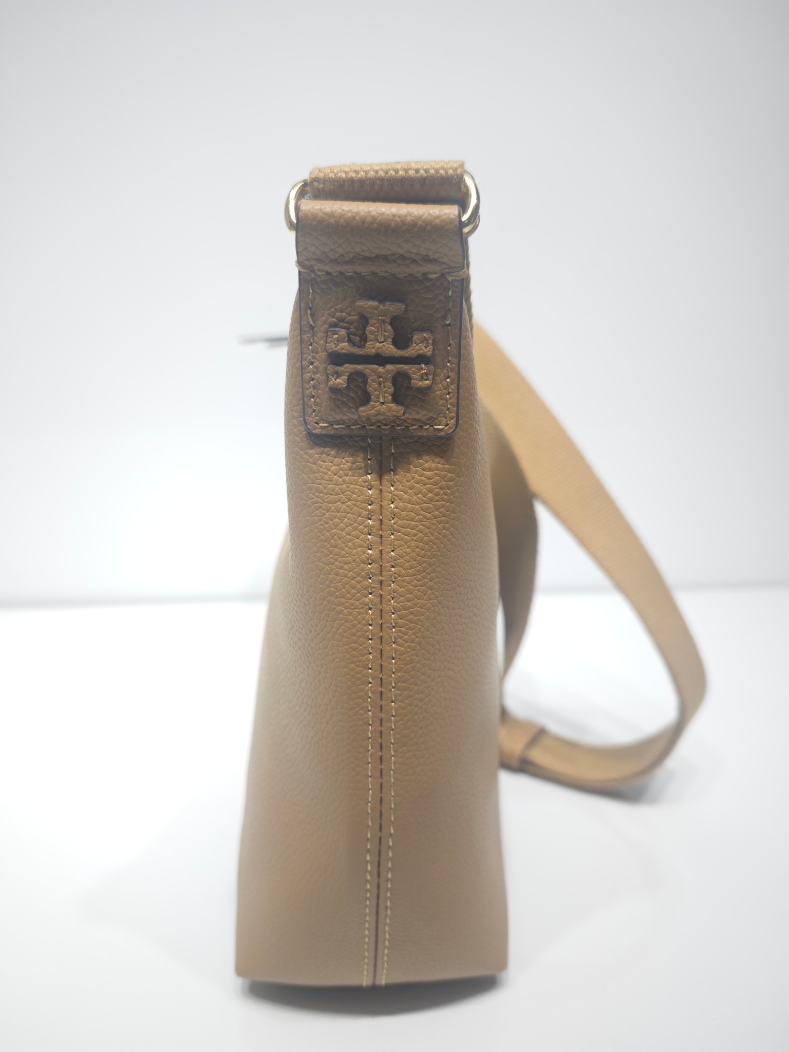 Tory Burch 新款到货 它是 包款 Swing Pack 的升级演绎版本 这款手袋以更为休闲的解构风格款型重构
