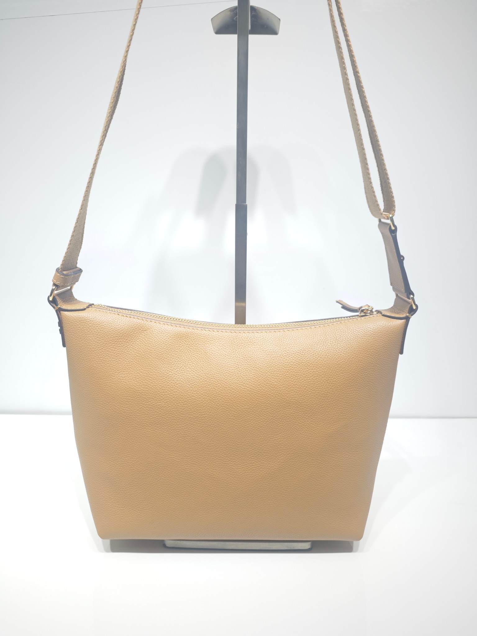 Tory Burch 新款到货 它是 包款 Swing Pack 的升级演绎版本 这款手袋以更为休闲的解构风格款型重构