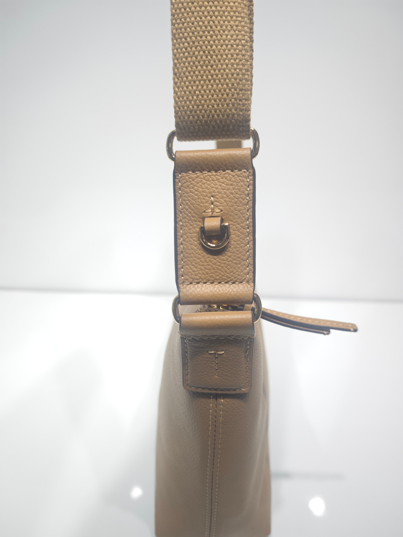 Tory Burch 新款到货 它是 包款 Swing Pack 的升级演绎版本 这款手袋以更为休闲的解构风格款型重构