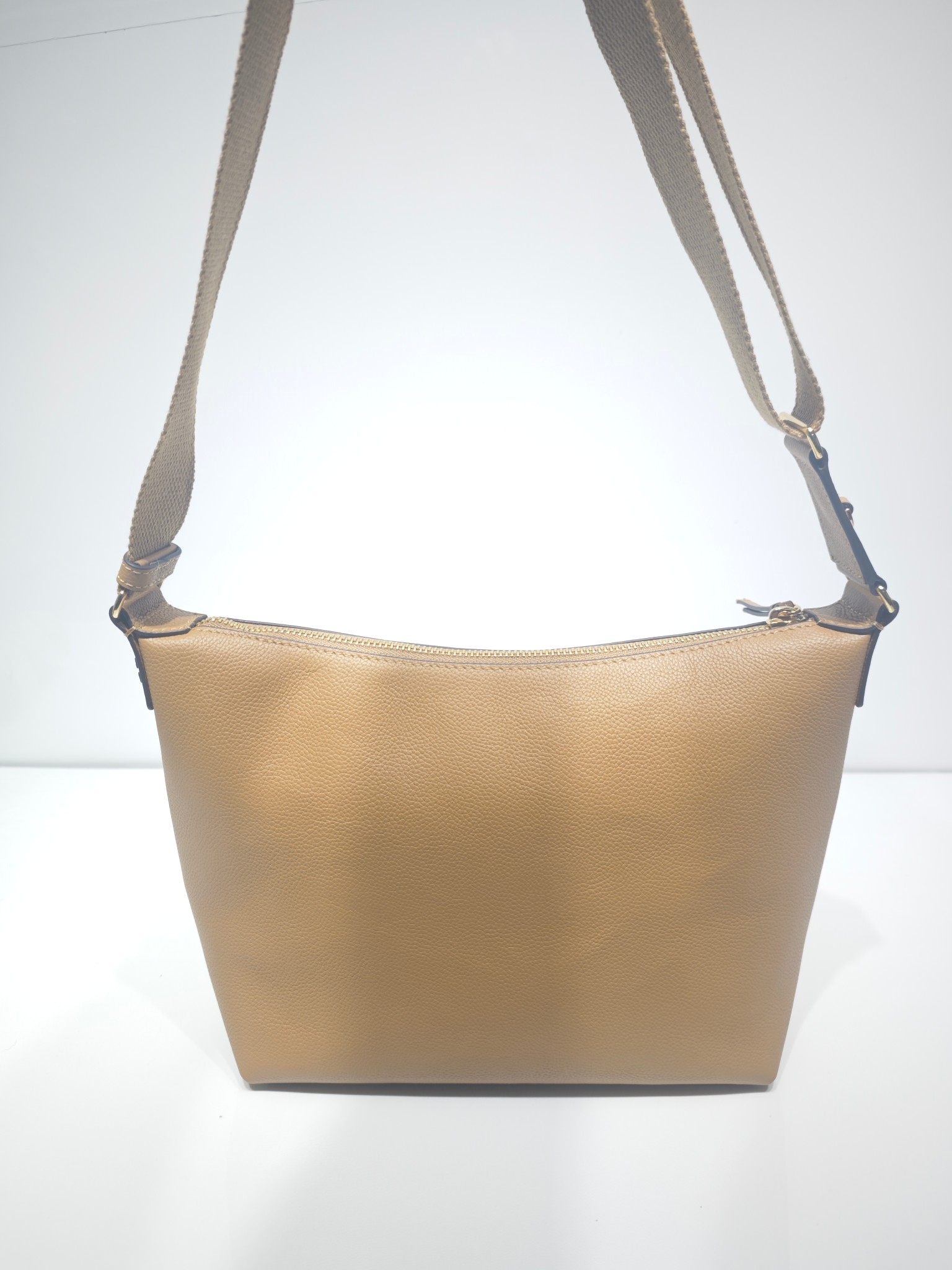 Tory Burch 新款到货 它是 包款 Swing Pack 的升级演绎版本 这款手袋以更为休闲的解构风格款型重构