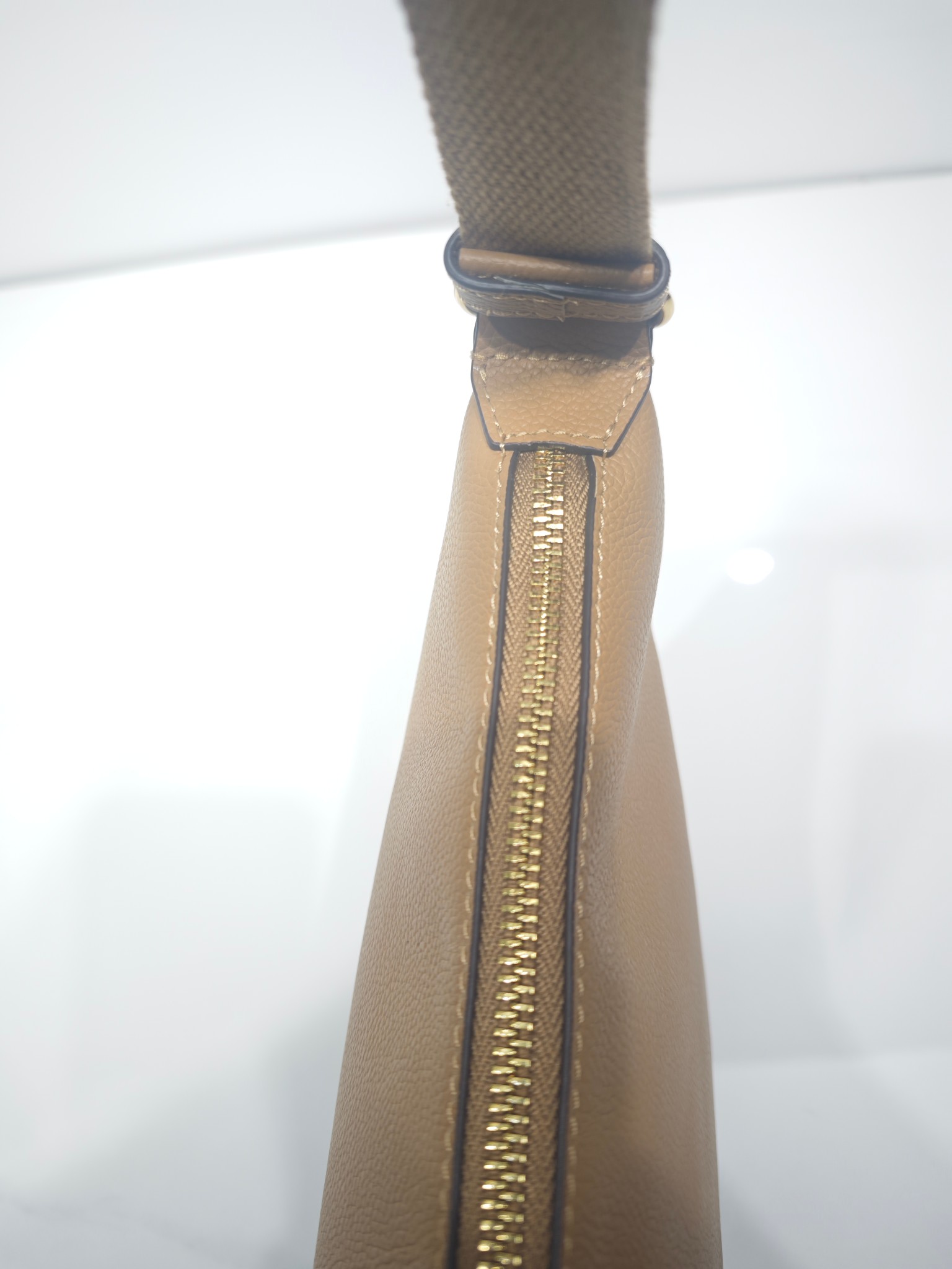 Tory Burch 新款到货 它是 包款 Swing Pack 的升级演绎版本 这款手袋以更为休闲的解构风格款型重构