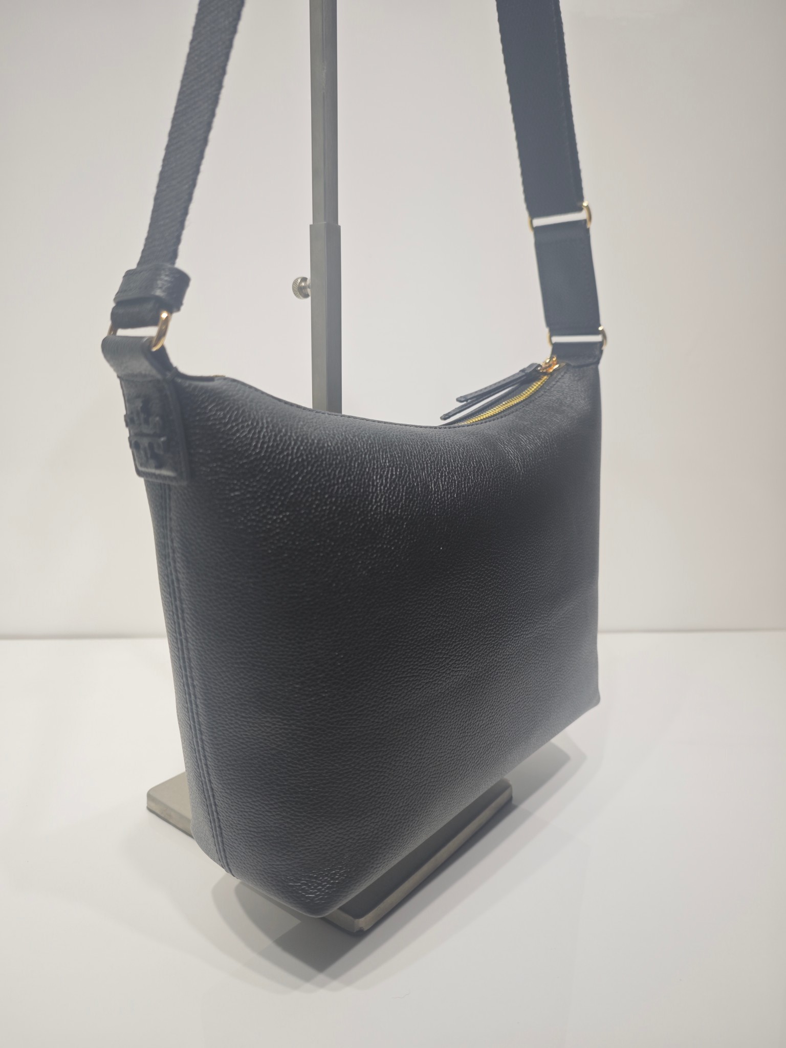 Tory Burch 新款到货 它是 包款 Swing Pack 的升级演绎版本 这款手袋以更为休闲的解构风格款型重构