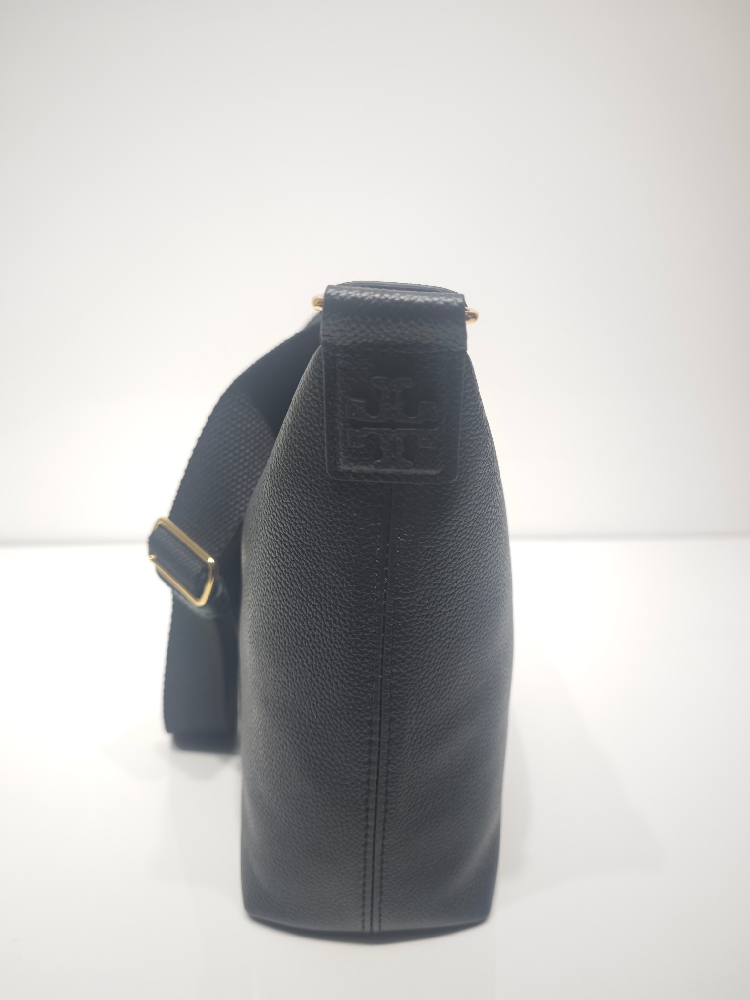 Tory Burch 新款到货 它是 包款 Swing Pack 的升级演绎版本 这款手袋以更为休闲的解构风格款型重构