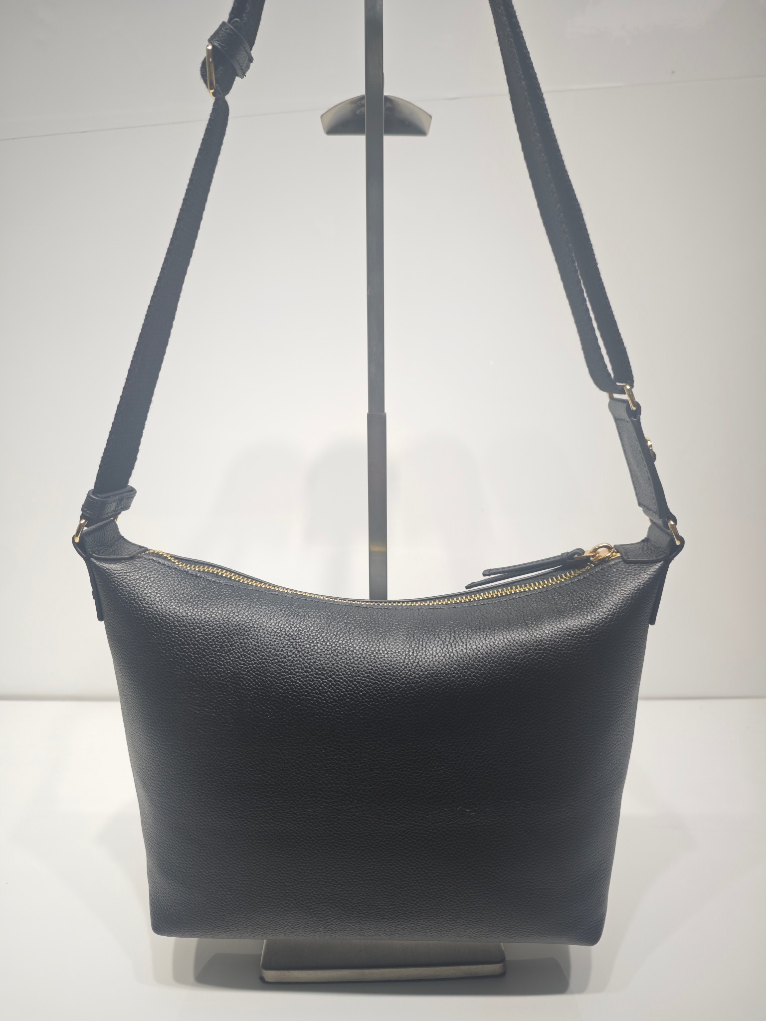 Tory Burch 新款到货 它是 包款 Swing Pack 的升级演绎版本 这款手袋以更为休闲的解构风格款型重构