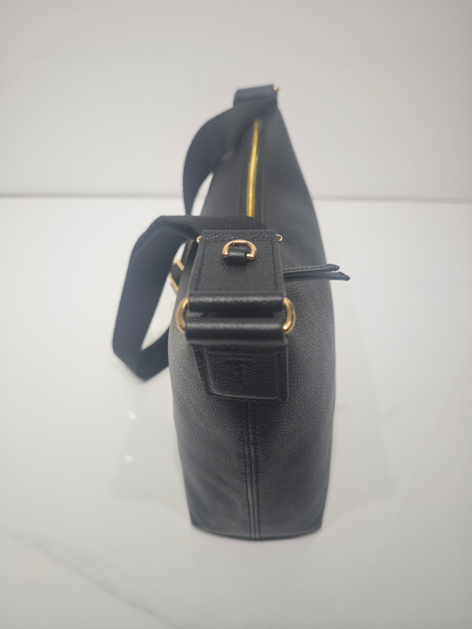 Tory Burch 新款到货 它是 包款 Swing Pack 的升级演绎版本 这款手袋以更为休闲的解构风格款型重构