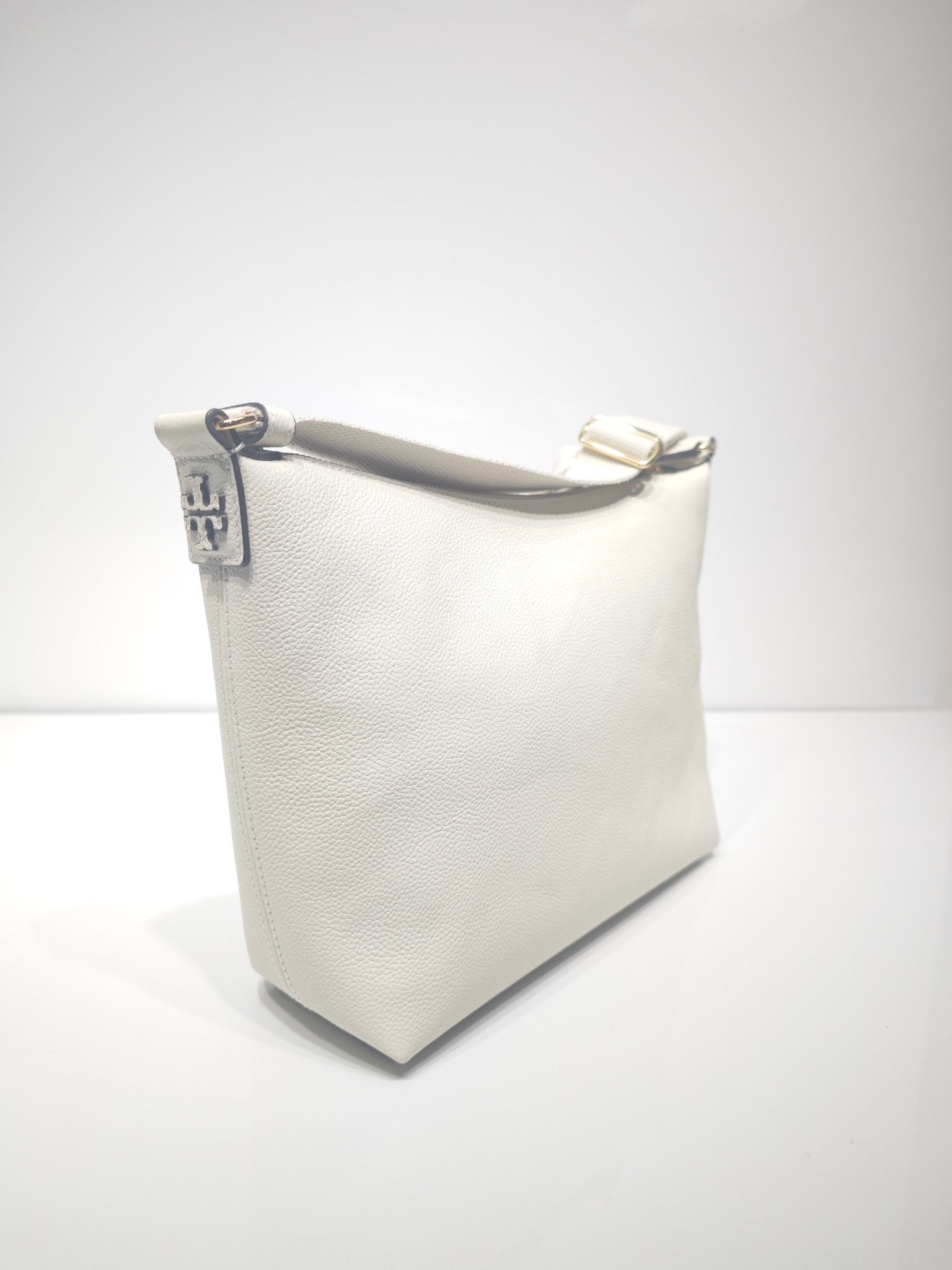 Tory Burch 新款到货 它是 包款 Swing Pack 的升级演绎版本 这款手袋以更为休闲的解构风格款型重构