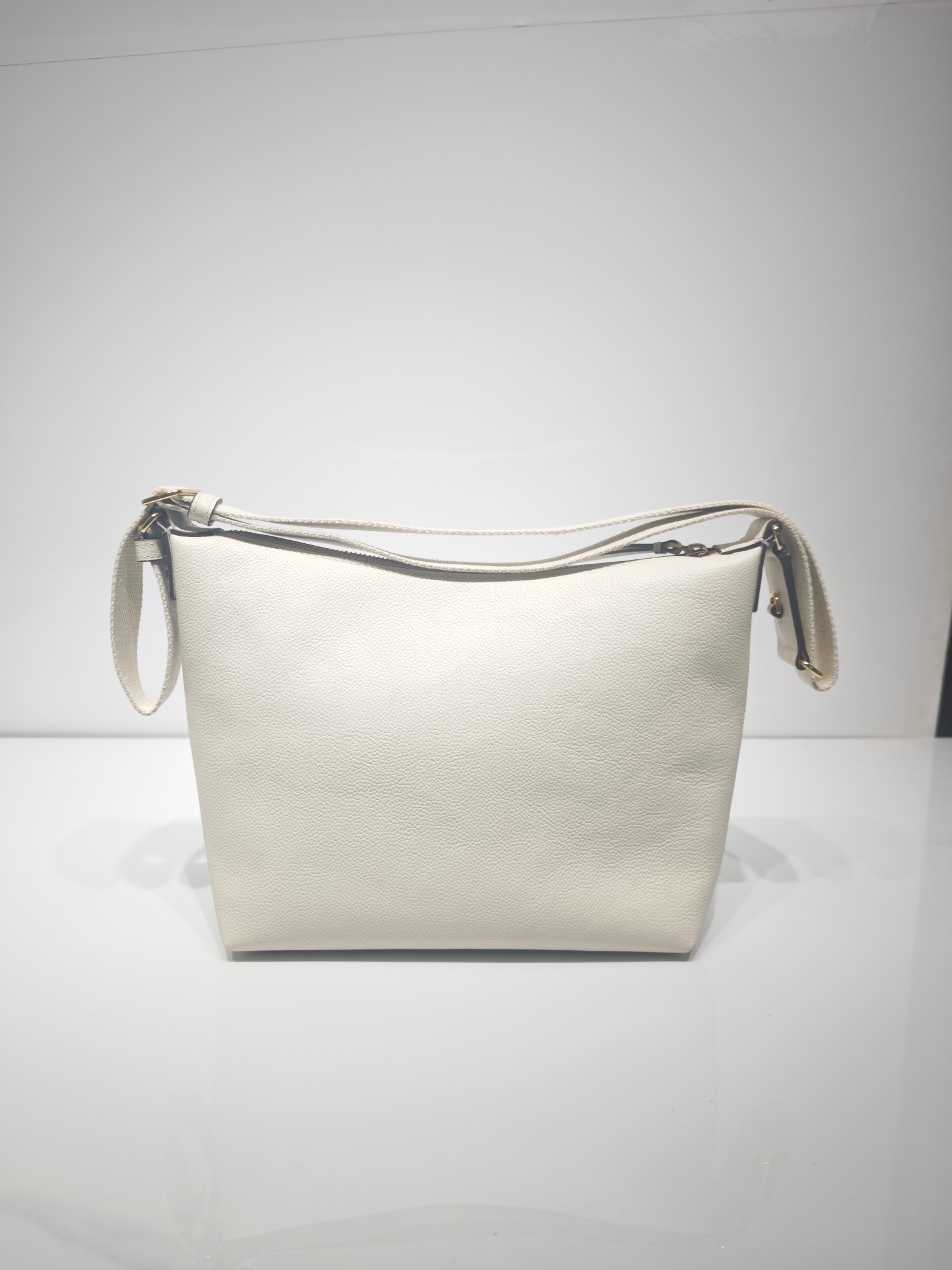 Tory Burch 新款到货 它是 包款 Swing Pack 的升级演绎版本 这款手袋以更为休闲的解构风格款型重构