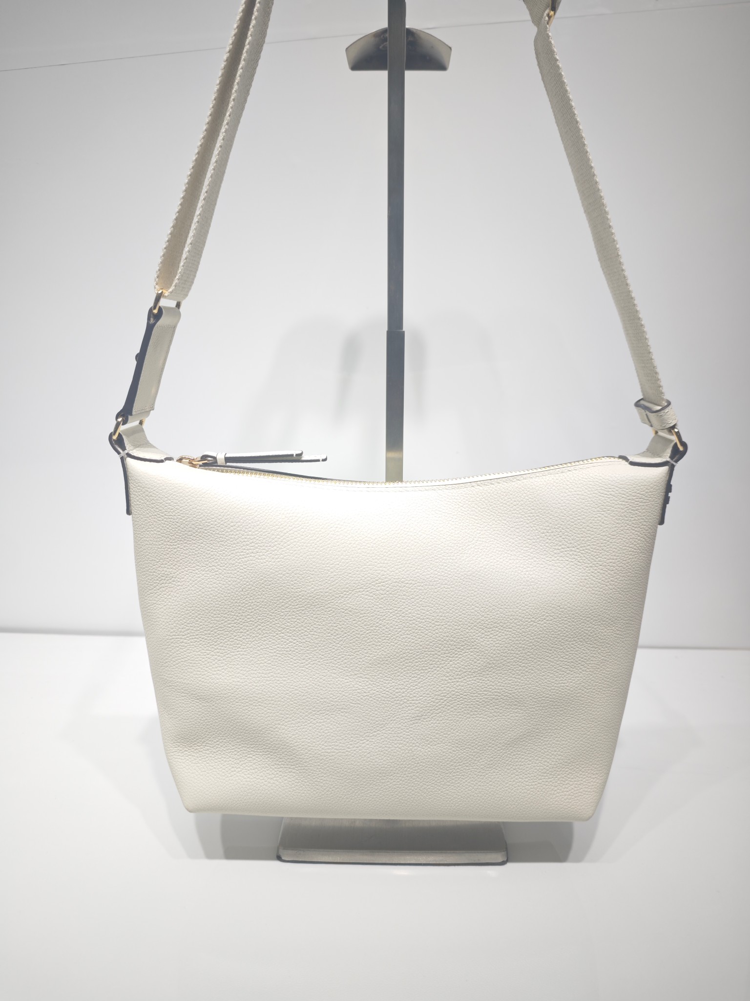 Tory Burch 新款到货 它是 包款 Swing Pack 的升级演绎版本 这款手袋以更为休闲的解构风格款型重构