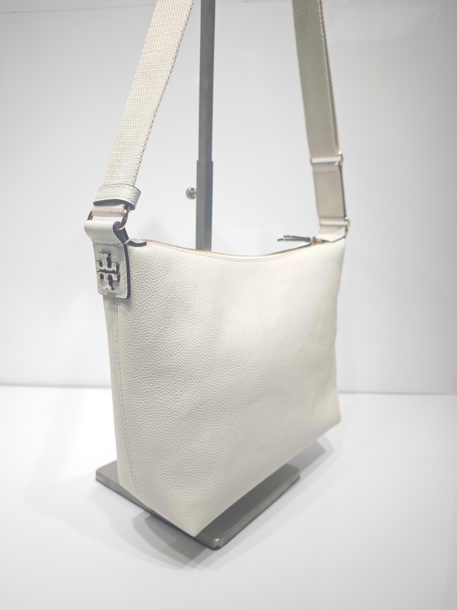 Tory Burch 新款到货 它是 包款 Swing Pack 的升级演绎版本 这款手袋以更为休闲的解构风格款型重构