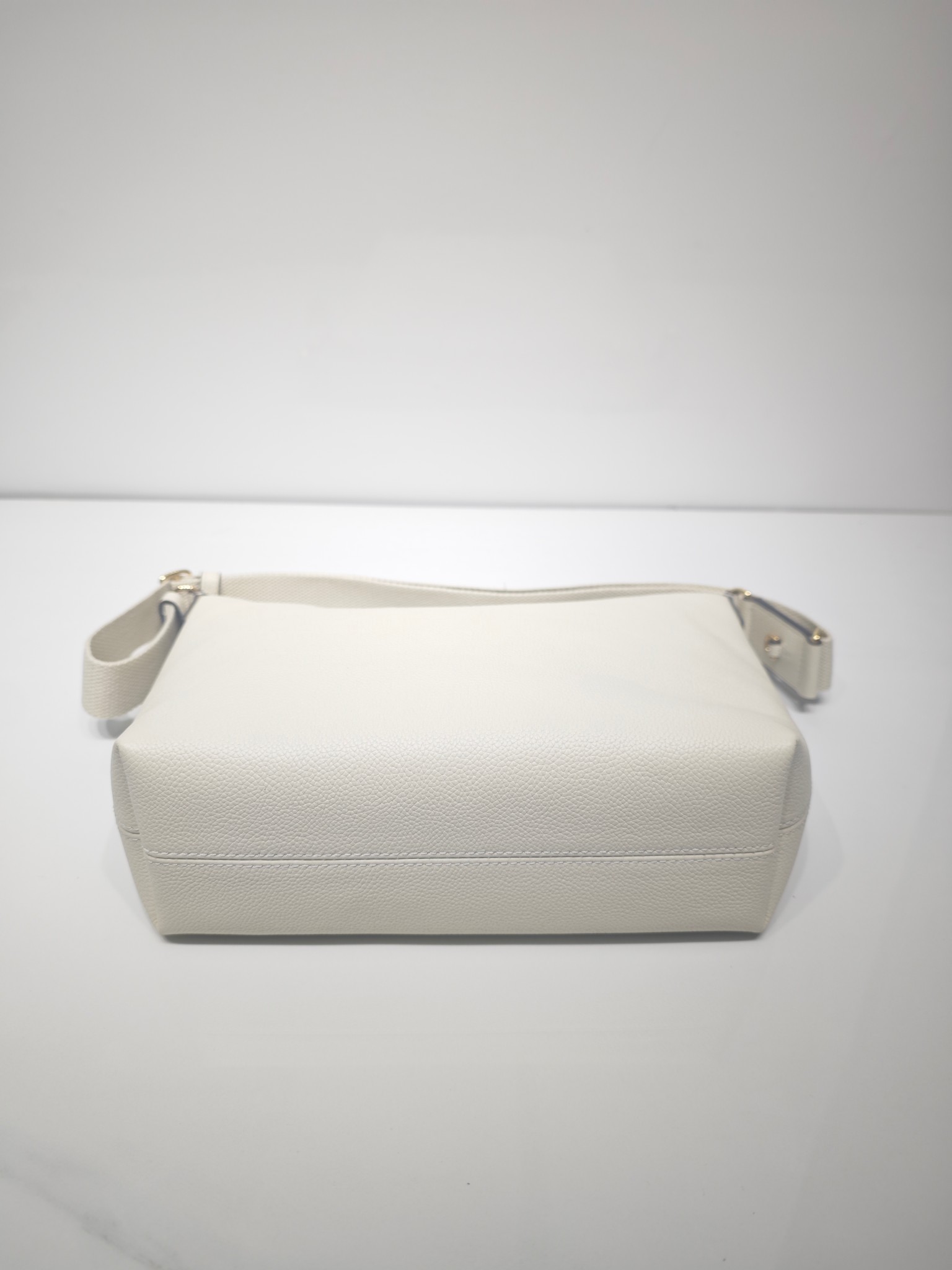 Tory Burch 新款到货 它是 包款 Swing Pack 的升级演绎版本 这款手袋以更为休闲的解构风格款型重构