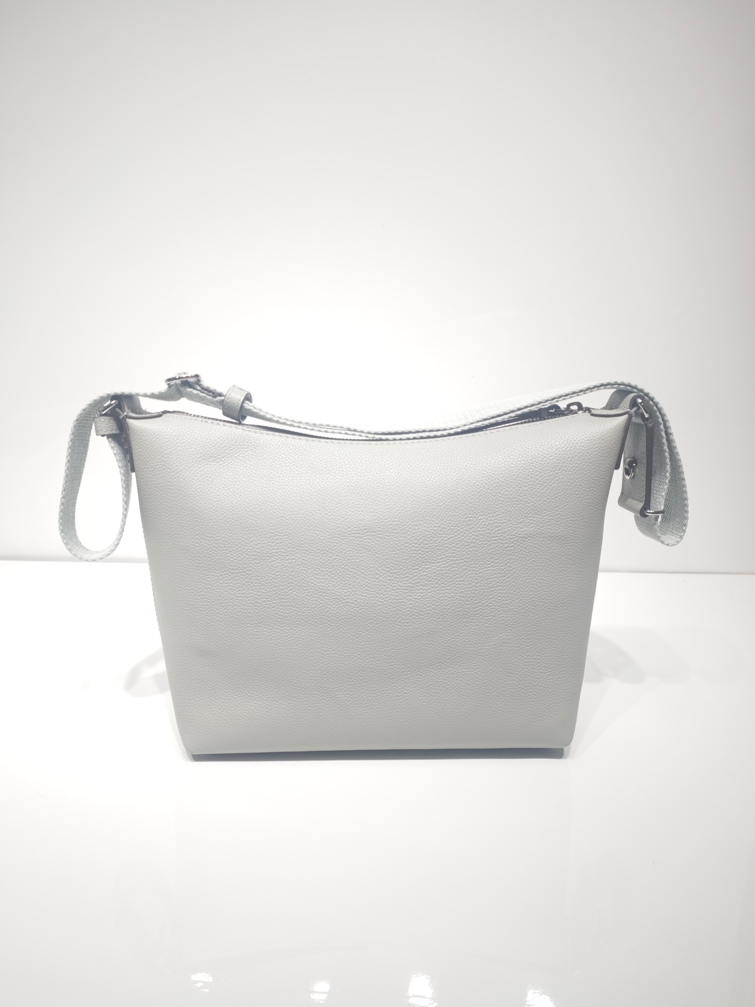 Tory Burch 新款到货 它是 包款 Swing Pack 的升级演绎版本 这款手袋以更为休闲的解构风格款型重构