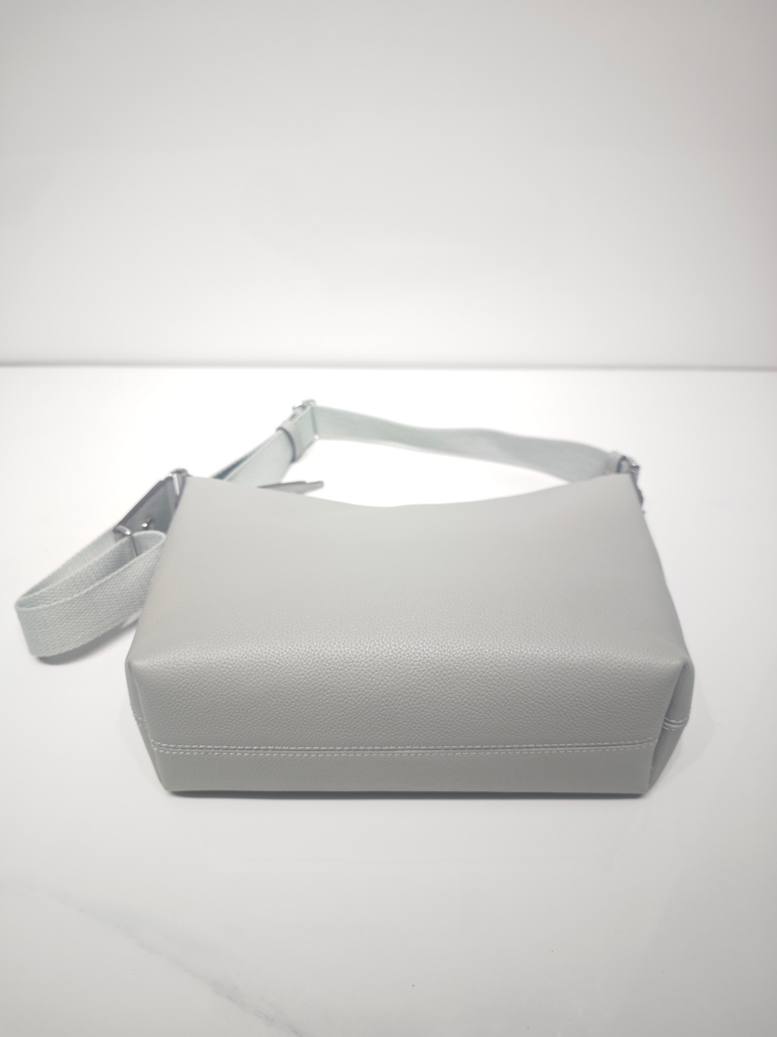 Tory Burch 新款到货 它是 包款 Swing Pack 的升级演绎版本 这款手袋以更为休闲的解构风格款型重构