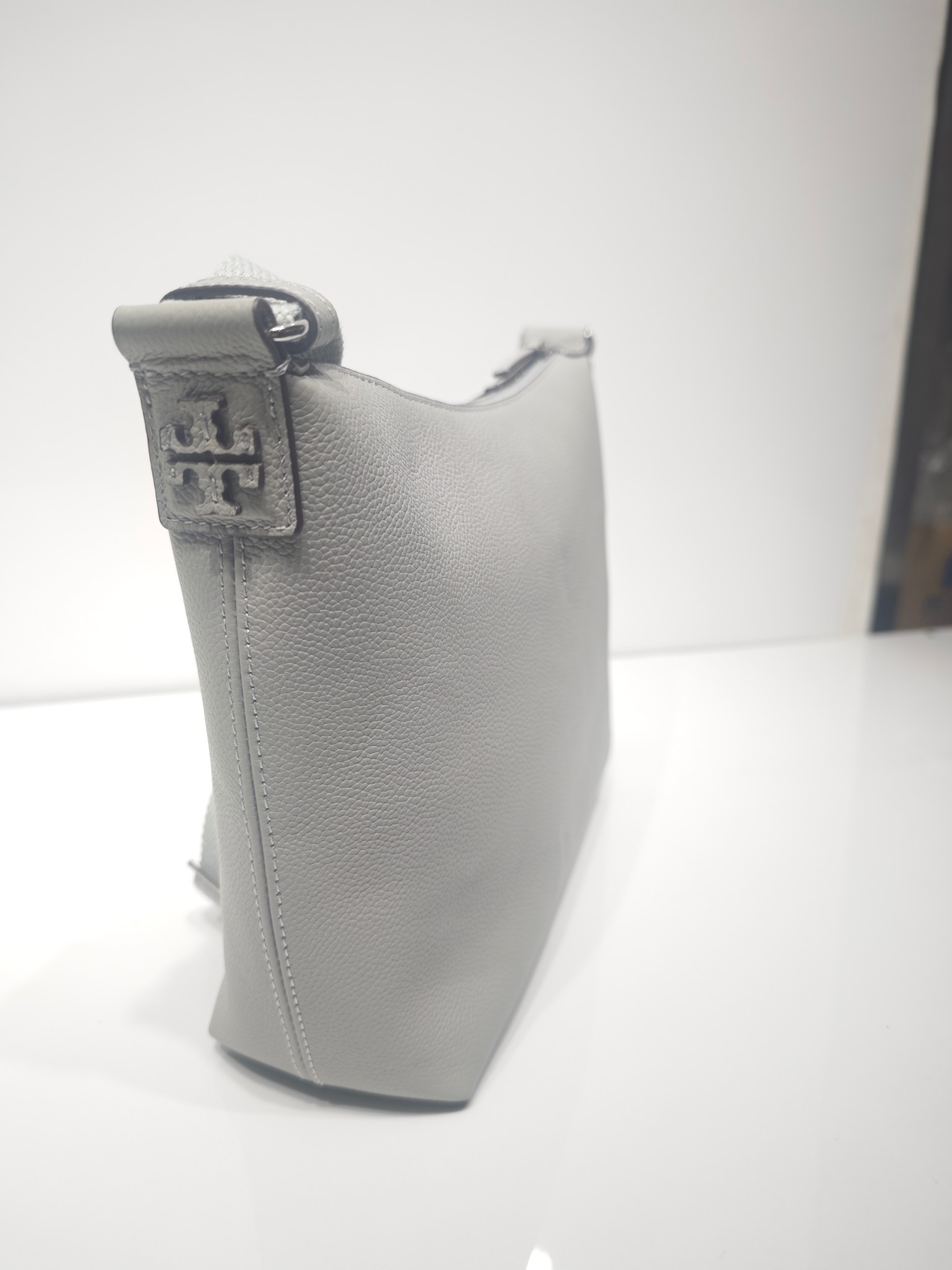 Tory Burch 新款到货 它是 包款 Swing Pack 的升级演绎版本 这款手袋以更为休闲的解构风格款型重构