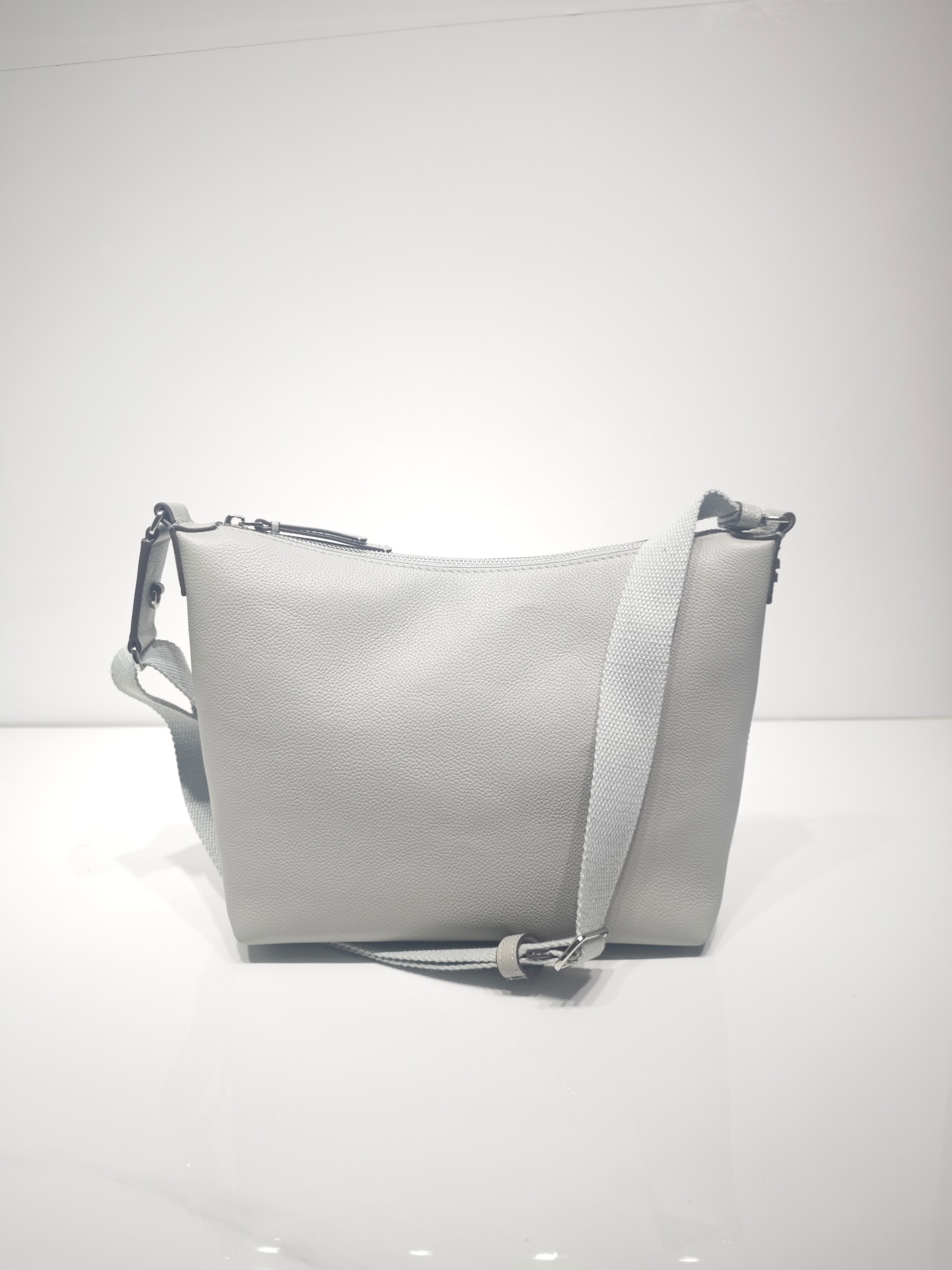 Tory Burch 新款到货 它是 包款 Swing Pack 的升级演绎版本 这款手袋以更为休闲的解构风格款型重构