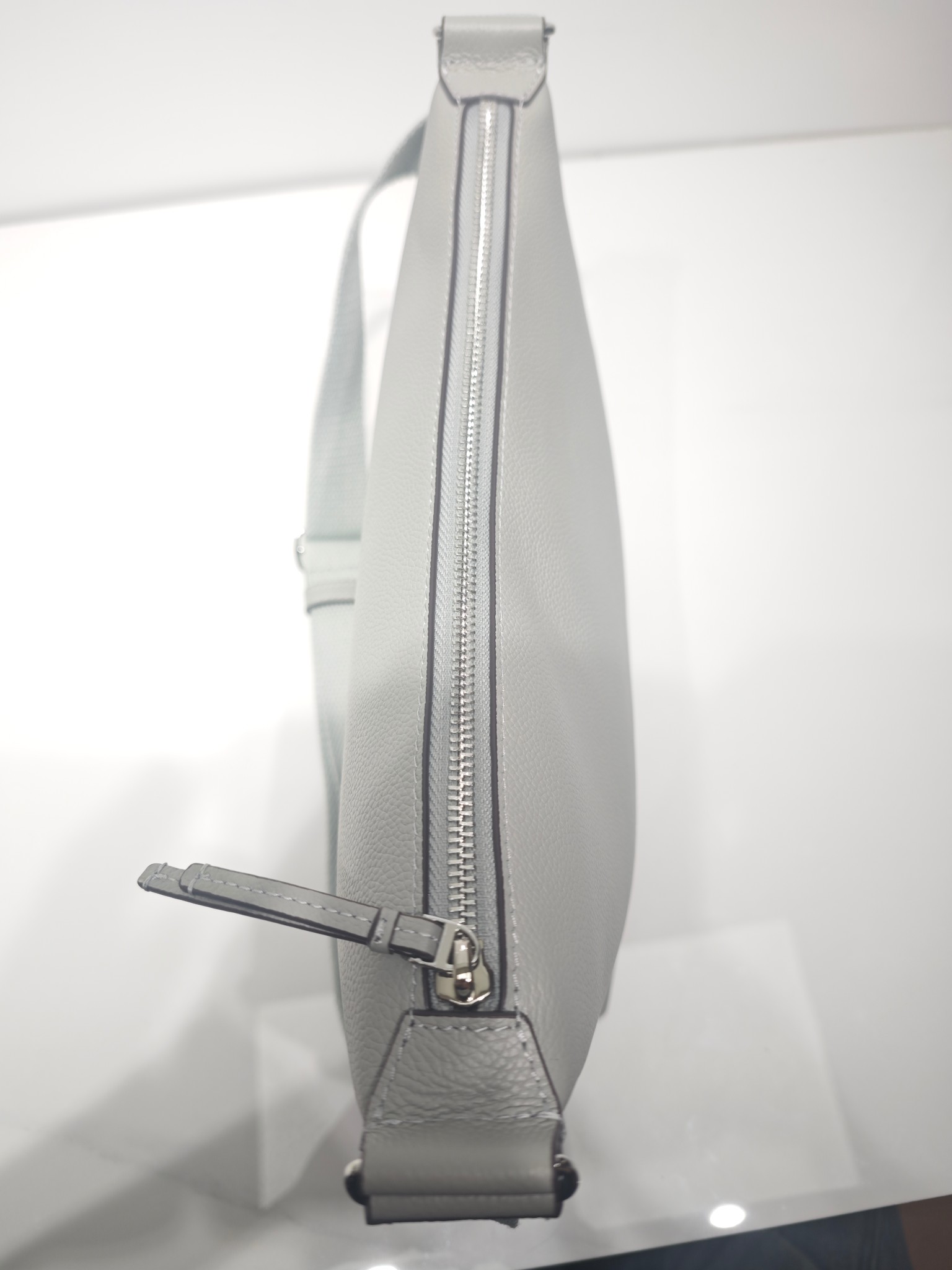 Tory Burch 新款到货 它是 包款 Swing Pack 的升级演绎版本 这款手袋以更为休闲的解构风格款型重构