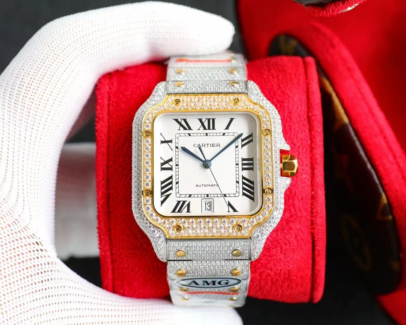 💍AMG出品ONE Factoy💍 AMG最新突破 完美复刻还原镶钻版卡地呀 奢华至极 每一颗钻石都闪闪发光，带上他今夜你最闪亮。 卡地亚山度士满天星特别版震撼来袭！采用最先进的高科技镶嵌工艺，整表纯手工镶嵌4555颗钻石，三百六十度无死角闪亮，迄今为止镶嵌宝石最多。表带更是采用无边镶工艺使整表看起来非常惊艳，为了实现无边镶效果经历无数次的尝试，在保持原版表带厚度的同时还要保证完美的镶嵌效果； 1、进口904不锈钢材料，尺寸40mm，采用独家超薄稳定9015机芯，走时稳当！ 2、瑞士工艺烧制钢表针，配备蓝玻璃增透白膜/防炫/防手纹 3、配备卡地亚家族实用两项发明最新技术“SmartLink”表链快拆调节装置和“QuickSwitch”表带快速替换装置,一件快拆表带，佩戴起来表带非常贴手舒服！让你徒手完成表带拆卸。所有配件（烧钢蓝针，镀银面，尖晶石，蓝宝玻璃），所有规格可以原厂互换。奢华已无法完全概括，更多的是尊贵+耀眼，绝对的光鲜亮丽。💍AMG出品 精益求精欢迎品鉴💍！！！
