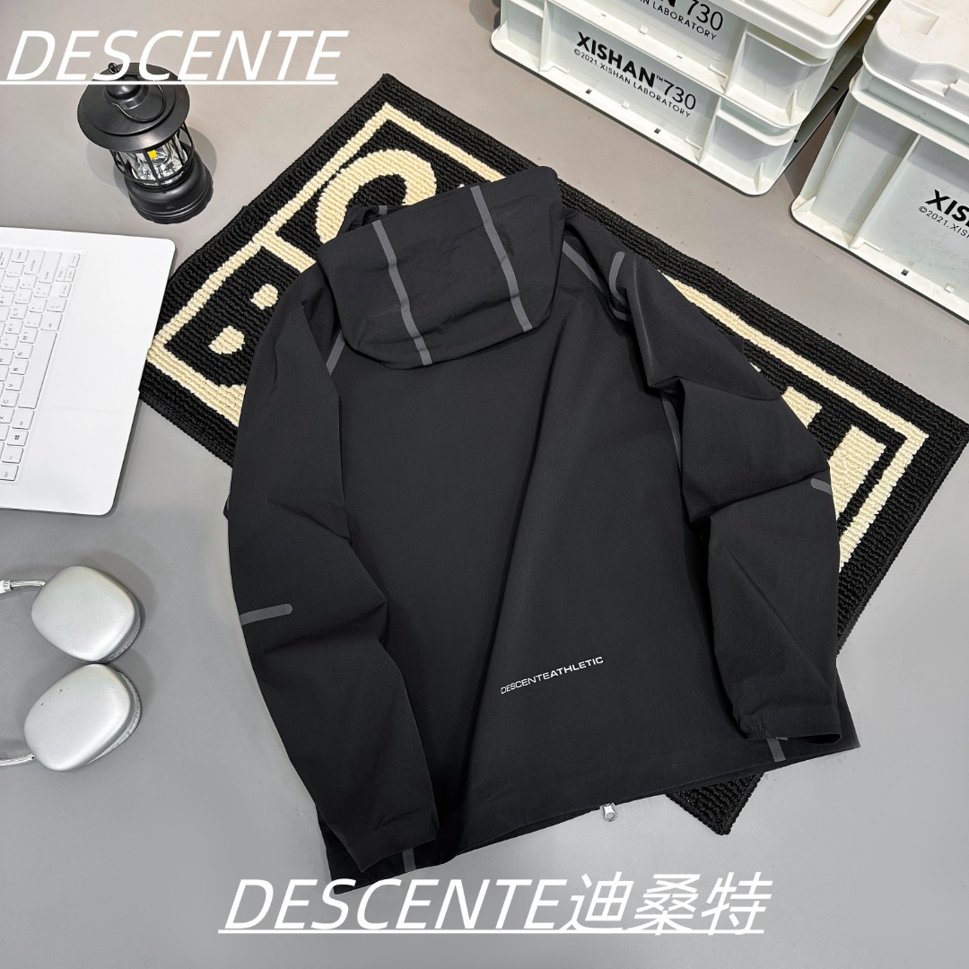 💰280
「迪桑特综训系列」DESCENTE迪桑特 TRAINING系列 正面压胶 超声波工艺 纯色法式综训运动健身长袖梭织修身上衣夹克 男女同款 情侣款 （专柜断货王 一件难求！）

品牌介绍：安踏旗下三箭头之一 热度丝毫不输始祖鸟 迪桑特的品牌名「DESCENTE」取自法语词汇，意为“滑降”。其LOGO的三箭头形式则分别代表的是滑雪运动中的三个重要技巧——“高速直线滑行”、“穿越”和“侧滑”，它代表着迪桑特始于滑雪的品牌基因以及追求卓越与大胆创新的精神

面料介绍：采用TOUGH的面料 具有冷感、超弹、快干和预防紫外线等优点，特别适合户外运动时穿着 日本东丽生产的面料 20+的打样以及生产 只为给你带来完美复刻的感觉

工艺介绍：使用超声波切割以及贴合工艺属于国内首创用在服装生产当中 小厂根本无法生产 整件衣服无线头 边贴合边切割 棱角分明 ！

辅料介绍：1：1的完美复刻 迪桑特专属U型拉链头 每款尺寸都有微调 历经12天开版对比 只为给你带来完美复刻 三联主副吊牌外加合格证 区分成衣压 刺版本 意淫款 水洗三联 ！

胶条介绍：采用进口德国GDX胶条 订做时常30+天 特黑颜色定染 长宽高订做 耗时耗工 只为给你带来完美复刻体验

衣服特点：此款是迪桑特唯一不含 尺码领标 无感领标的一款服饰 尺码请看水洗唛最大后一页 纽扣上是什么尺码就是什么尺码 干净简洁到完美主义者都可以满足！

（温馨提示：以防盗扣进行退换哦）

颜色：黑色 法翠色

尺码：M L XL XXL

尺寸介绍：

              胸围         袖长         衣长
M           109           86          68.5
L             114          88           70
XL           119          90           71.5
XXL         124          92           75

建议尺码如下：

M（130内）
L  （150内）
XL （180内）
XXL（200内）