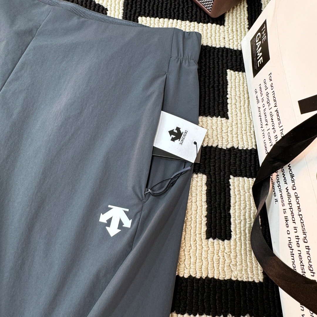 🛒购物价: 上新💰125
迪桑特 DESCENTE TRAINING 系列 SS25 时尚舒适柔软亲肤休闲短裤 男女同款 情侣款
- 品牌介绍:安踏旗下三箭头之一 热度丝毫不输始祖鸟 迪桑特的品牌名「DESCENTE」取自法语词汇,意为“滑降”。其LOGO的三箭头形式则分别代表的是滑雪运动中的三个重要技巧——“高速直线滑行”、“穿越”和“侧滑”,它代表着迪桑特始于滑雪的品牌基因以及追求卓越与大胆创新的精神
- 面料介绍:采用AERODRY面料 外加强液氨处理 微弹速干吸湿排汗 你要的功效它都有!
- 工艺介绍:上衣常见的无痕工艺用来做裤子 很奢侈 关键部位全部压胶处理 让它和普通的休闲短裤一眼可以区分!
- 辅料介绍:你所看到的所有东西均为1:1高订制版本 区分一眼假
- 裁剪介绍:一体剪裁 小分段 立体版型 !
颜色:黑色 卡色 灰色 绿色
尺码:M L XL XXL
腰围 臀围 裤长
M 35 54 41
L 37 56 43
XL 39 58 45
XXL 41 60 47
建议尺码:
M(130内)
L(150内)
XL(170内)
XXL(190内)