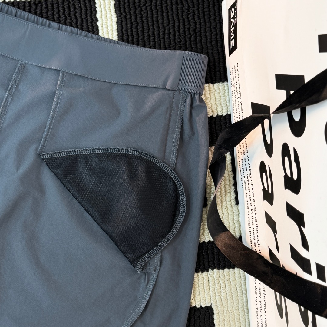 🛒购物价: 上新💰125
迪桑特 DESCENTE TRAINING 系列 SS25 时尚舒适柔软亲肤休闲短裤 男女同款 情侣款
- 品牌介绍:安踏旗下三箭头之一 热度丝毫不输始祖鸟 迪桑特的品牌名「DESCENTE」取自法语词汇,意为“滑降”。其LOGO的三箭头形式则分别代表的是滑雪运动中的三个重要技巧——“高速直线滑行”、“穿越”和“侧滑”,它代表着迪桑特始于滑雪的品牌基因以及追求卓越与大胆创新的精神
- 面料介绍:采用AERODRY面料 外加强液氨处理 微弹速干吸湿排汗 你要的功效它都有!
- 工艺介绍:上衣常见的无痕工艺用来做裤子 很奢侈 关键部位全部压胶处理 让它和普通的休闲短裤一眼可以区分!
- 辅料介绍:你所看到的所有东西均为1:1高订制版本 区分一眼假
- 裁剪介绍:一体剪裁 小分段 立体版型 !
颜色:黑色 卡色 灰色 绿色
尺码:M L XL XXL
腰围 臀围 裤长
M 35 54 41
L 37 56 43
XL 39 58 45
XXL 41 60 47
建议尺码:
M(130内)
L(150内)
XL(170内)
XXL(190内)