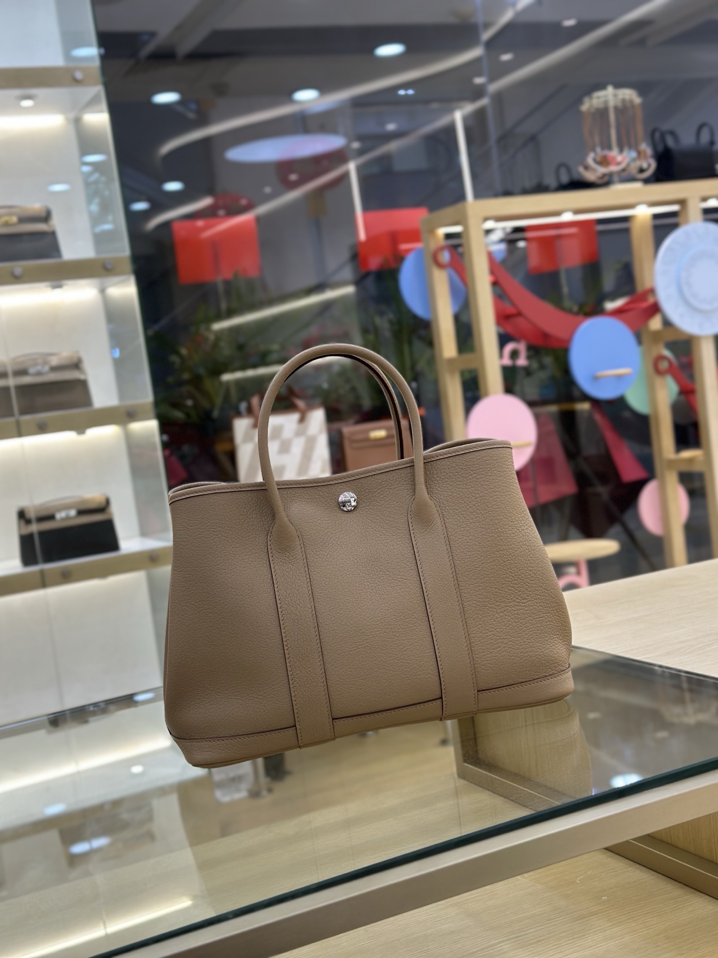 NO:700219,Garden arty garden bag 30cm imported N Togo leather cow neck pattern hand-sewn with wax thread. Biscuit color, Hermes, Hermes,19860909Garden arty花园包 30cm 进口N Togo 皮 牛颈纹 蜡线手工缝制.饼干色,爱马仕,hermes,Hermes,,Bag